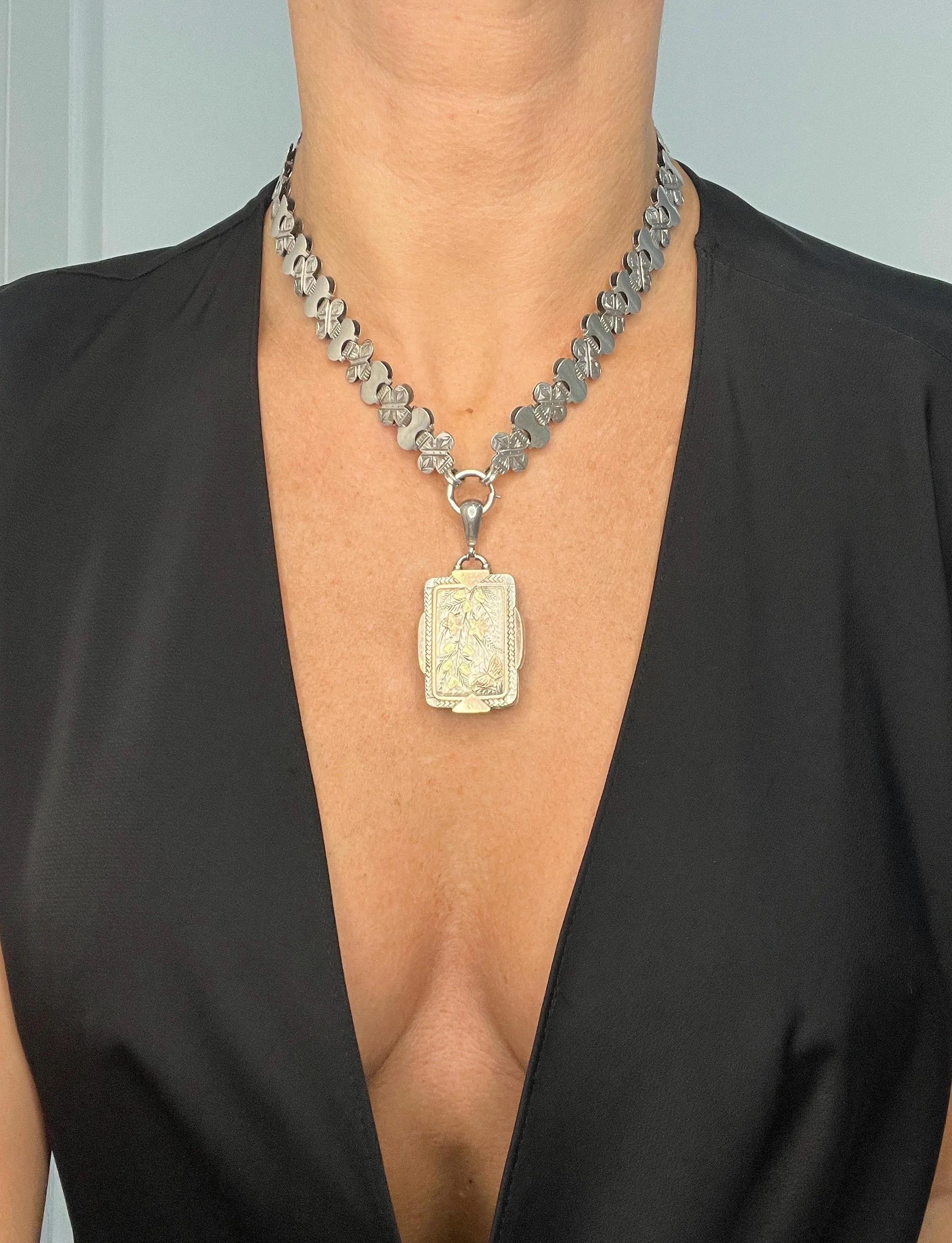 Collana a catena con libro in argento 925 e medaglione intarsiato in oro e argento. in vendita 8