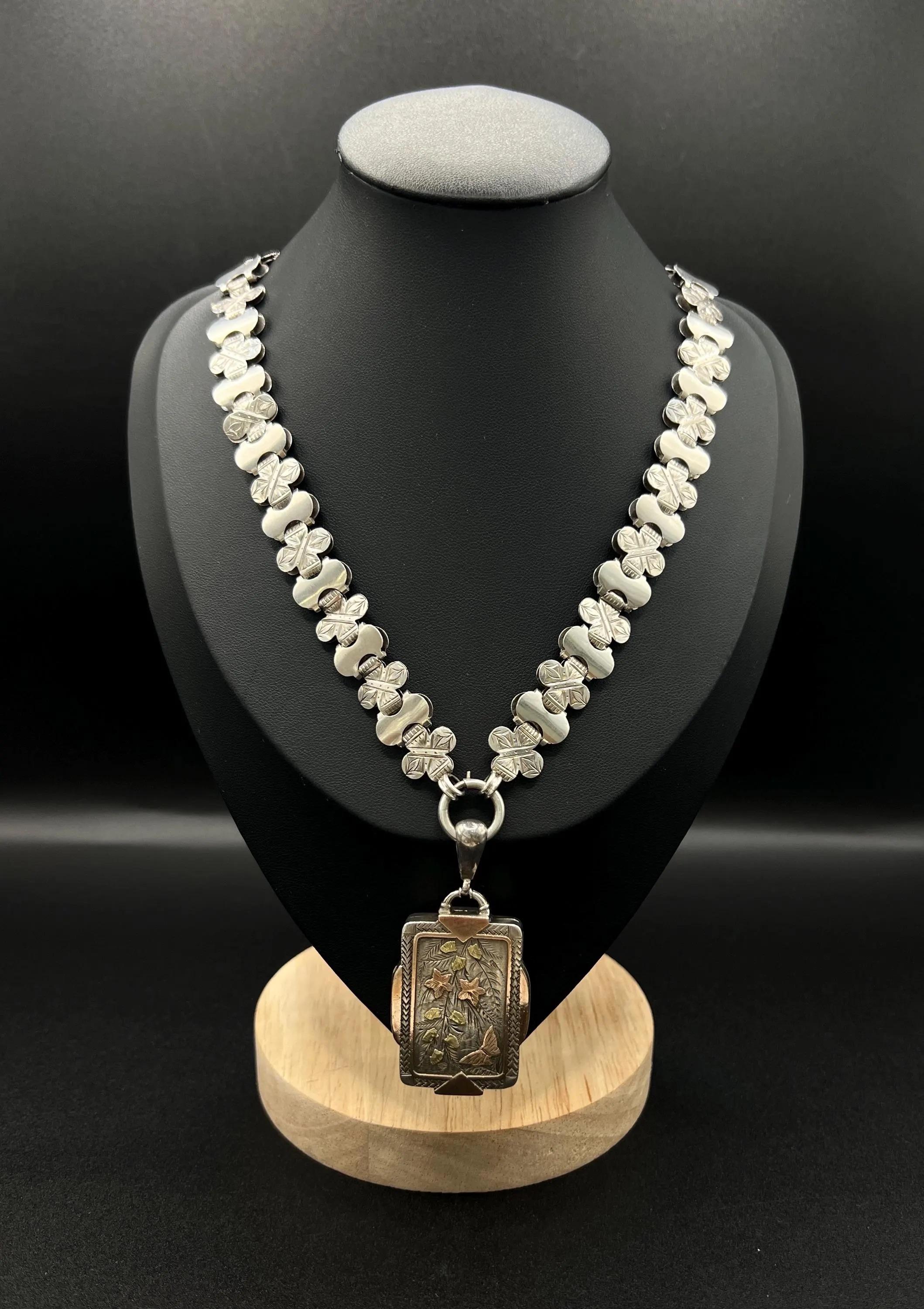 Vittoriano Collana a catena con libro in argento 925 e medaglione intarsiato in oro e argento. in vendita