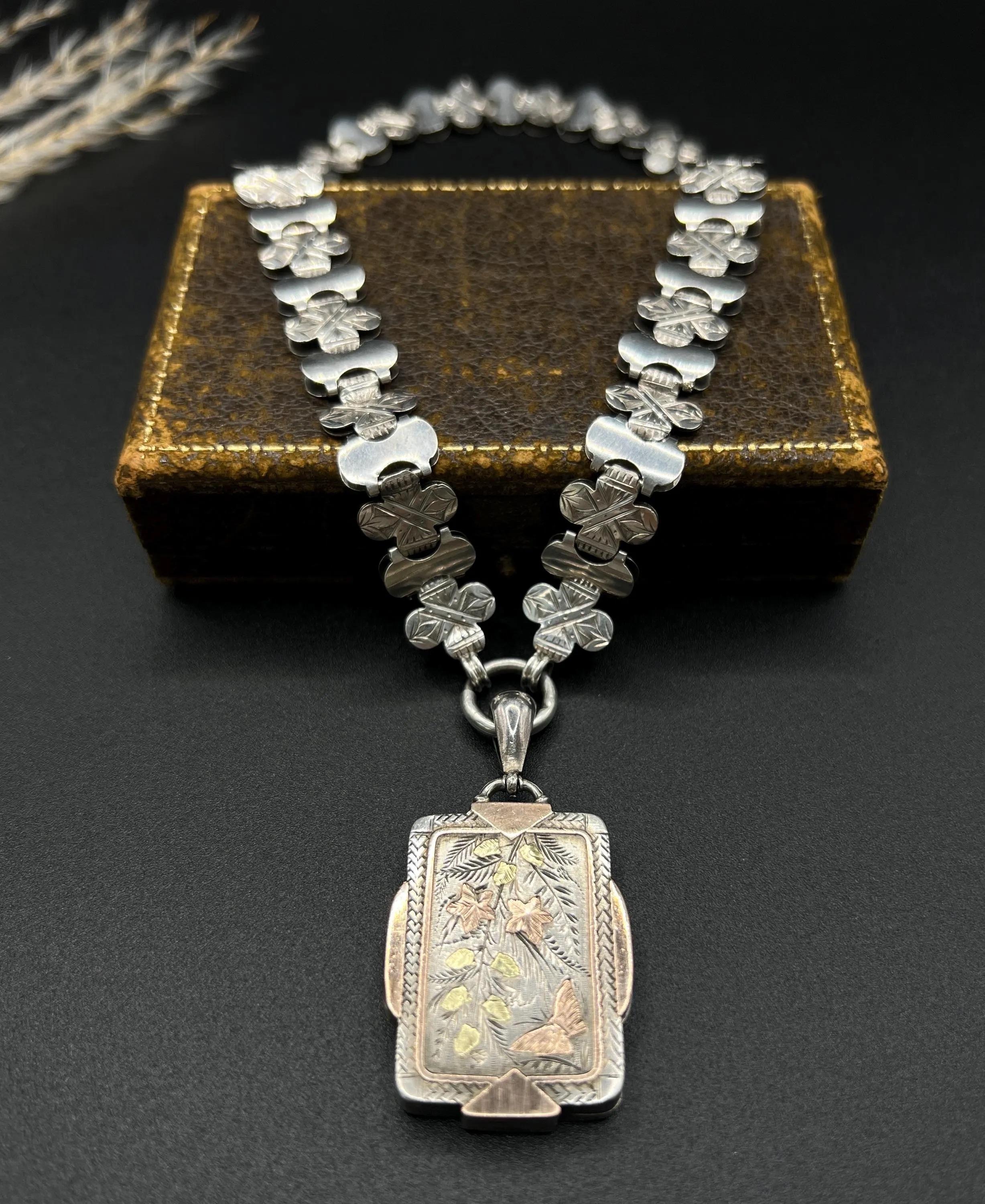 Collana a catena con libro in argento 925 e medaglione intarsiato in oro e argento. In condizioni buone in vendita a Brighton, GB