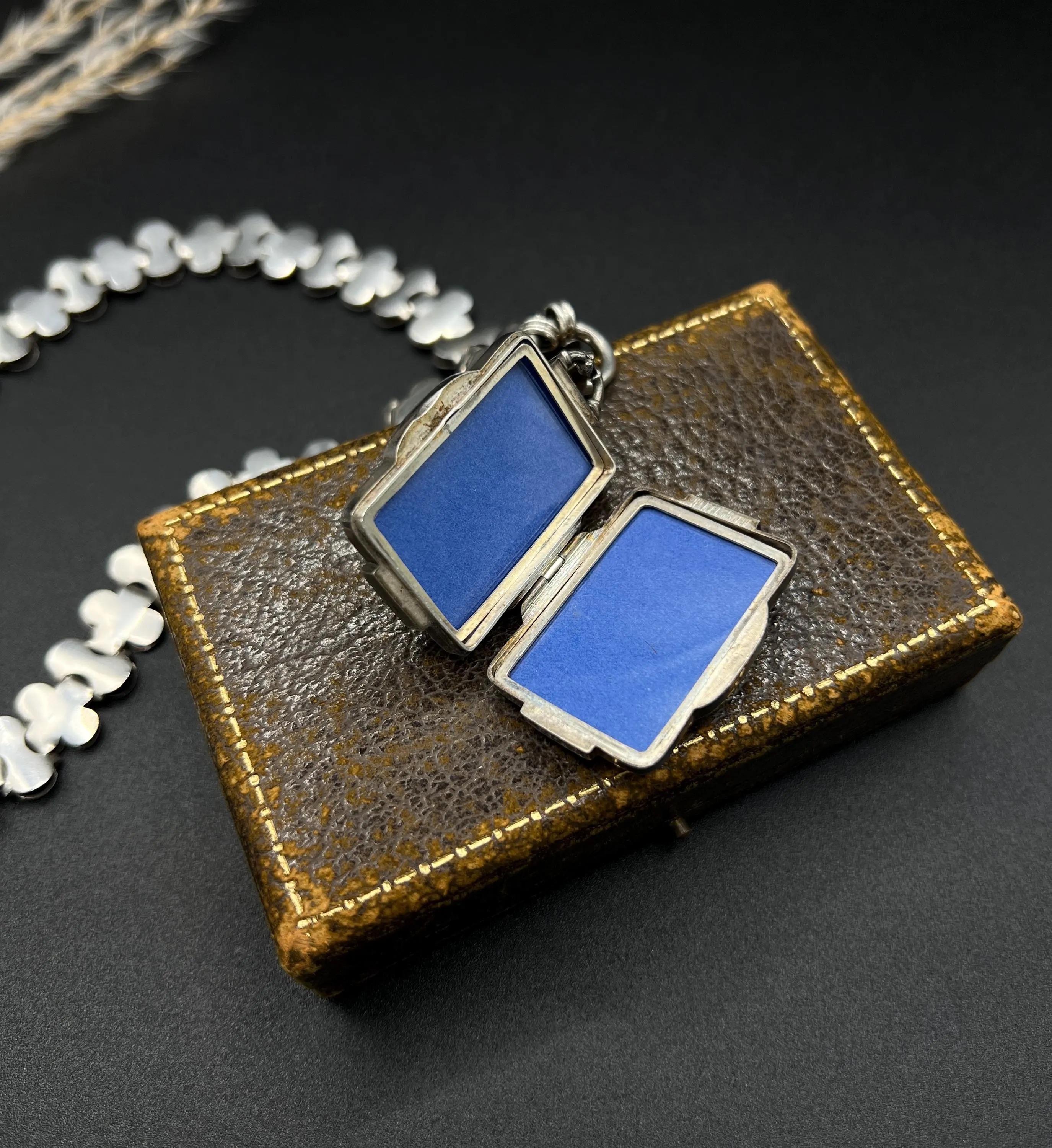 Collana a catena con libro in argento 925 e medaglione intarsiato in oro e argento. in vendita 1