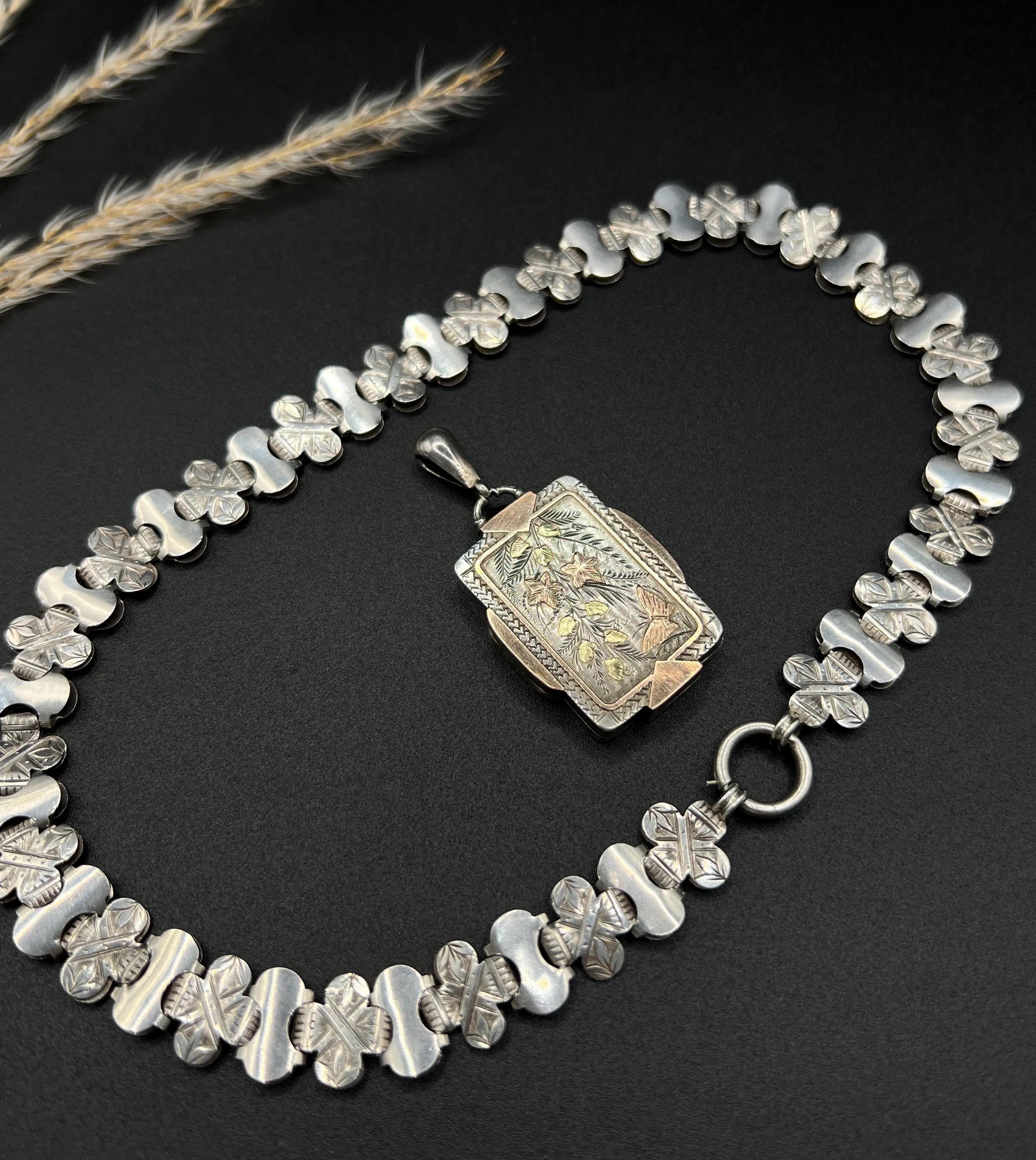 Collana a catena con libro in argento 925 e medaglione intarsiato in oro e argento. in vendita 2