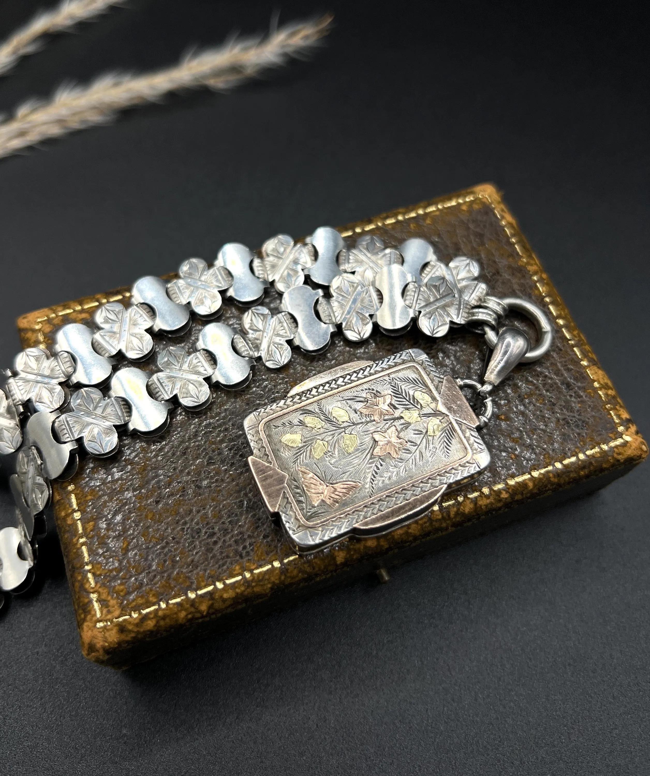 Collana a catena con libro in argento 925 e medaglione intarsiato in oro e argento. in vendita 3