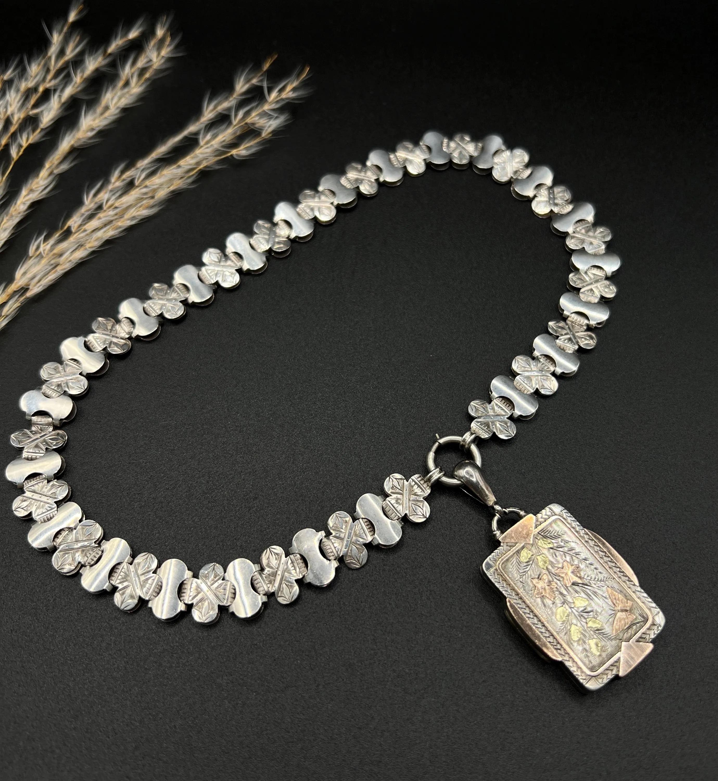 Collana a catena con libro in argento 925 e medaglione intarsiato in oro e argento. in vendita 4