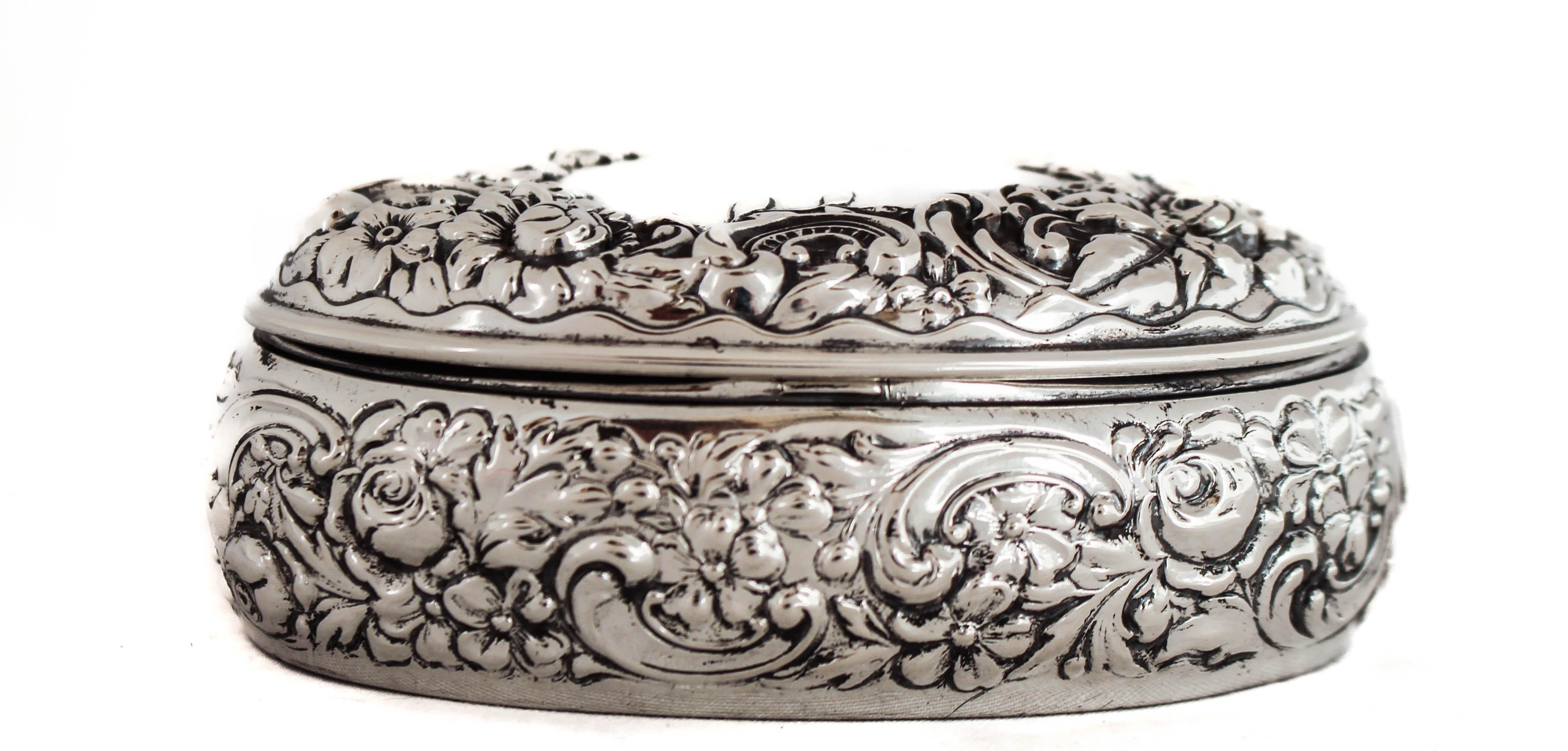 Sterling Silver Victorian Box In Excellent Condition For Sale In Brooklyn, NY