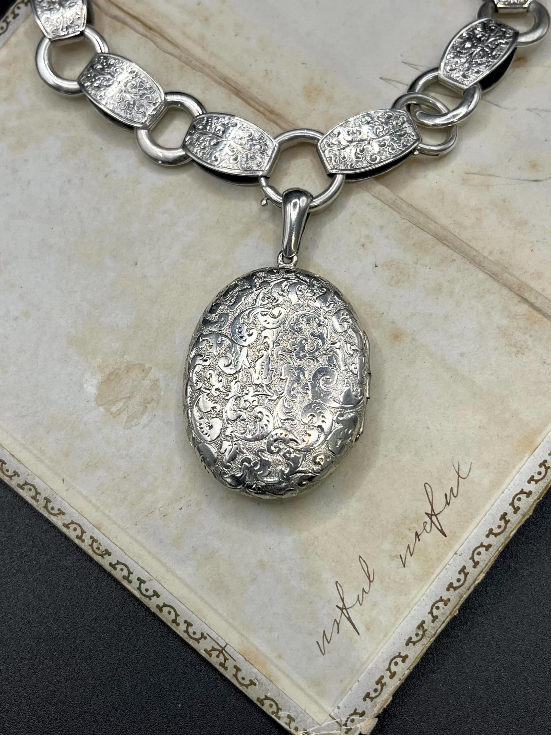 Collana vittoriana a catena in argento 925 con medaglione inciso in argento Circa 1880 in vendita 6