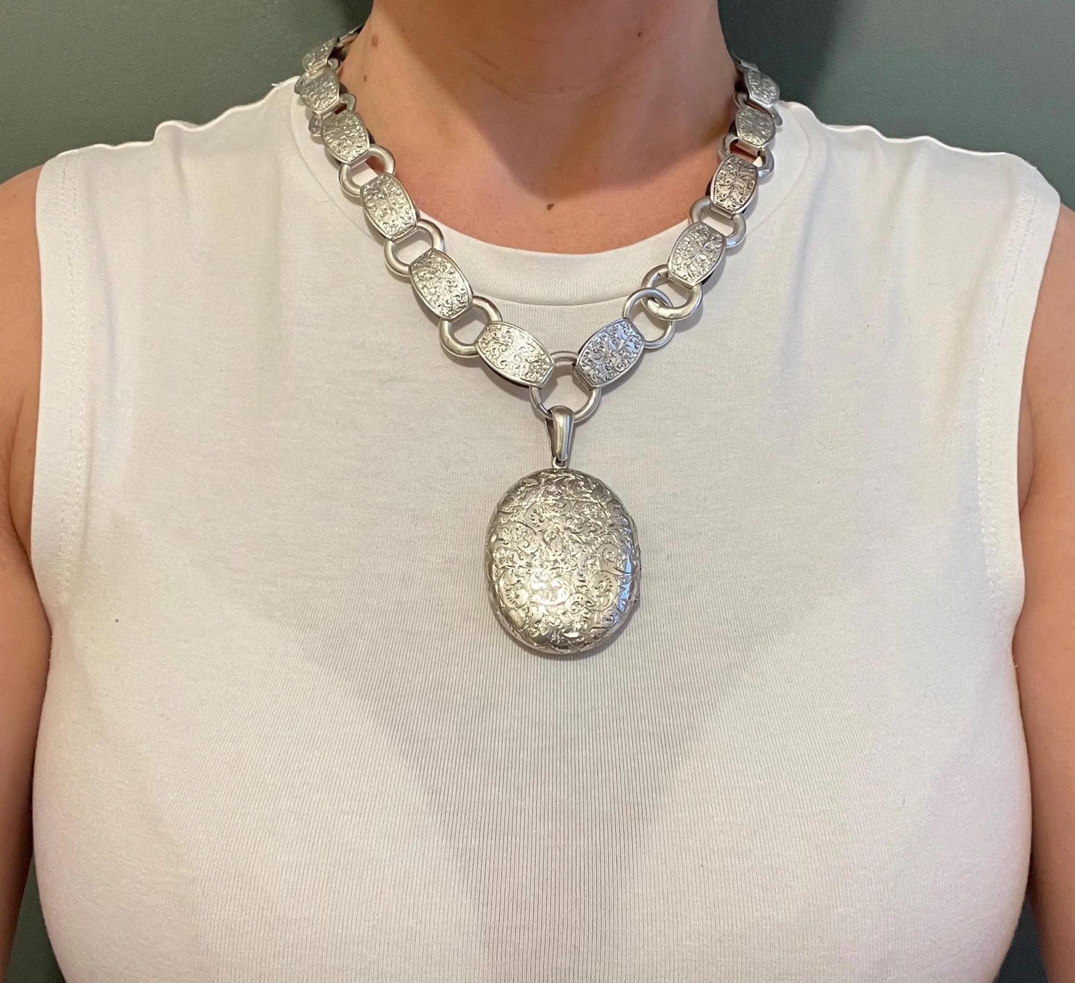 Collana vittoriana a catena in argento 925 con medaglione inciso in argento Circa 1880 in vendita 7