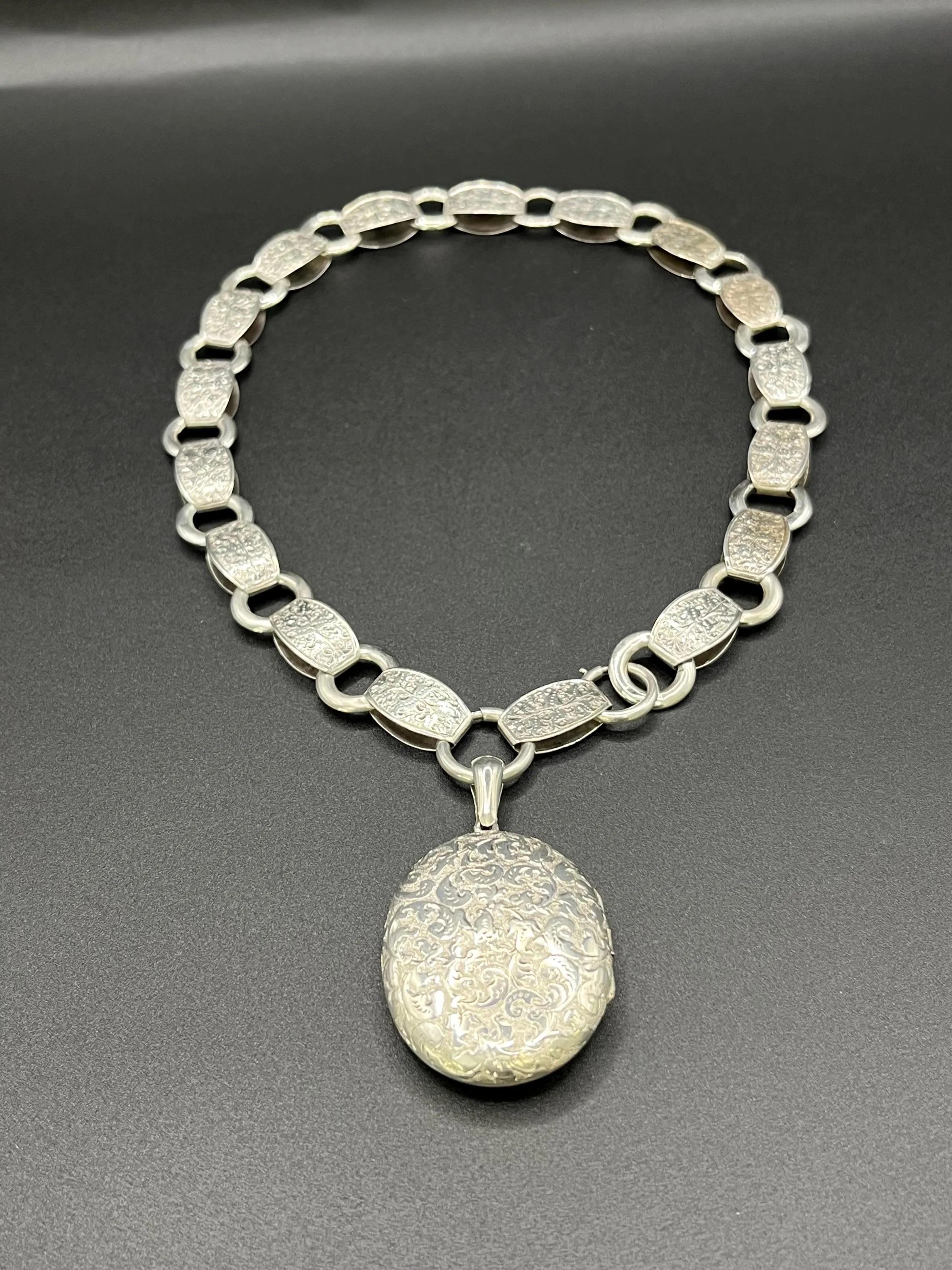 Vittoriano Collana vittoriana a catena in argento 925 con medaglione inciso in argento Circa 1880 in vendita