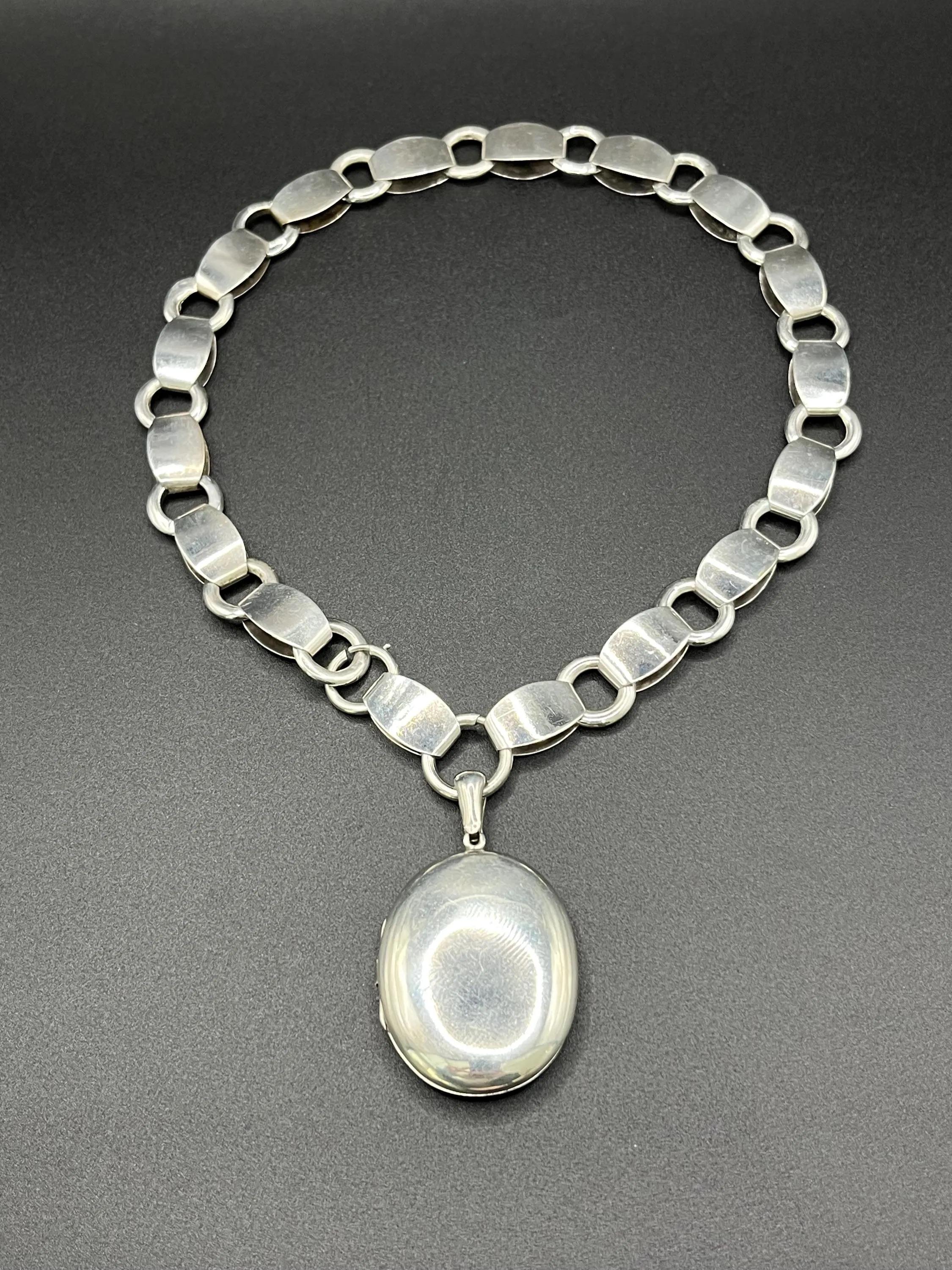 Collana vittoriana a catena in argento 925 con medaglione inciso in argento Circa 1880 In condizioni buone in vendita a Brighton, GB