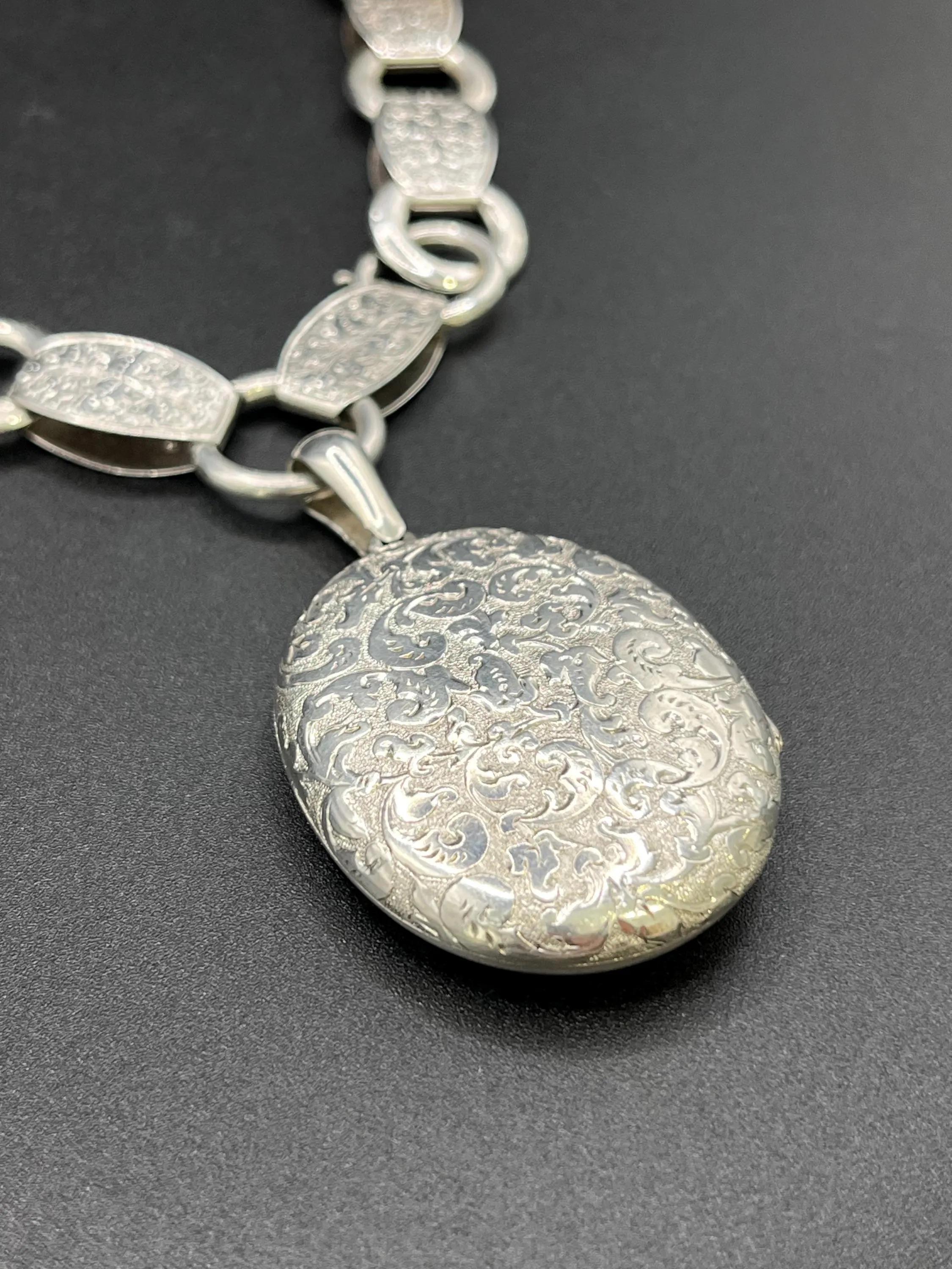 Collana vittoriana a catena in argento 925 con medaglione inciso in argento Circa 1880 in vendita 1