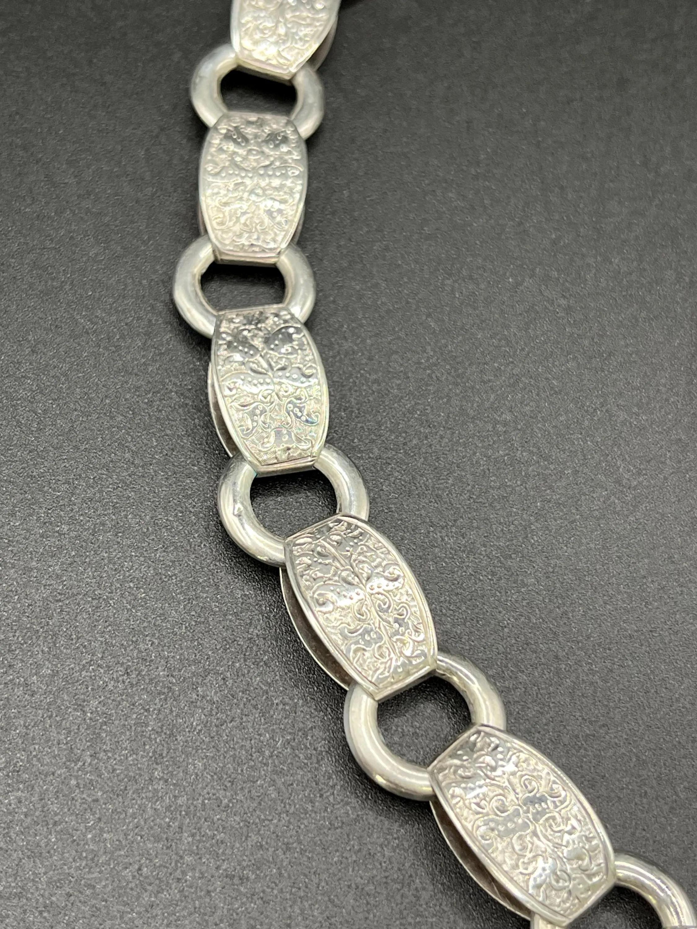 Collana vittoriana a catena in argento 925 con medaglione inciso in argento Circa 1880 in vendita 2