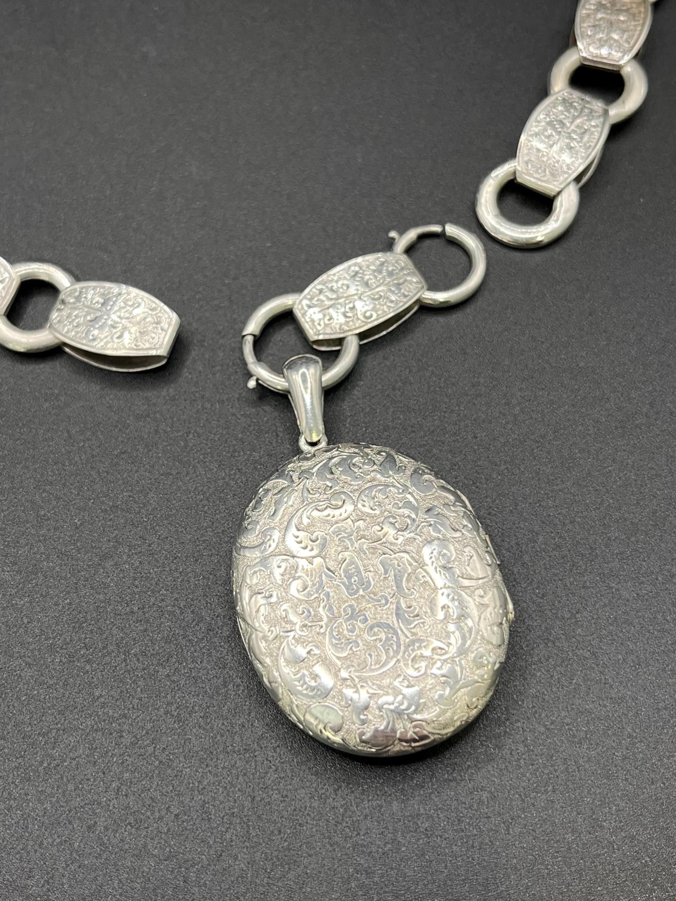 Collana vittoriana a catena in argento 925 con medaglione inciso in argento Circa 1880 in vendita 3