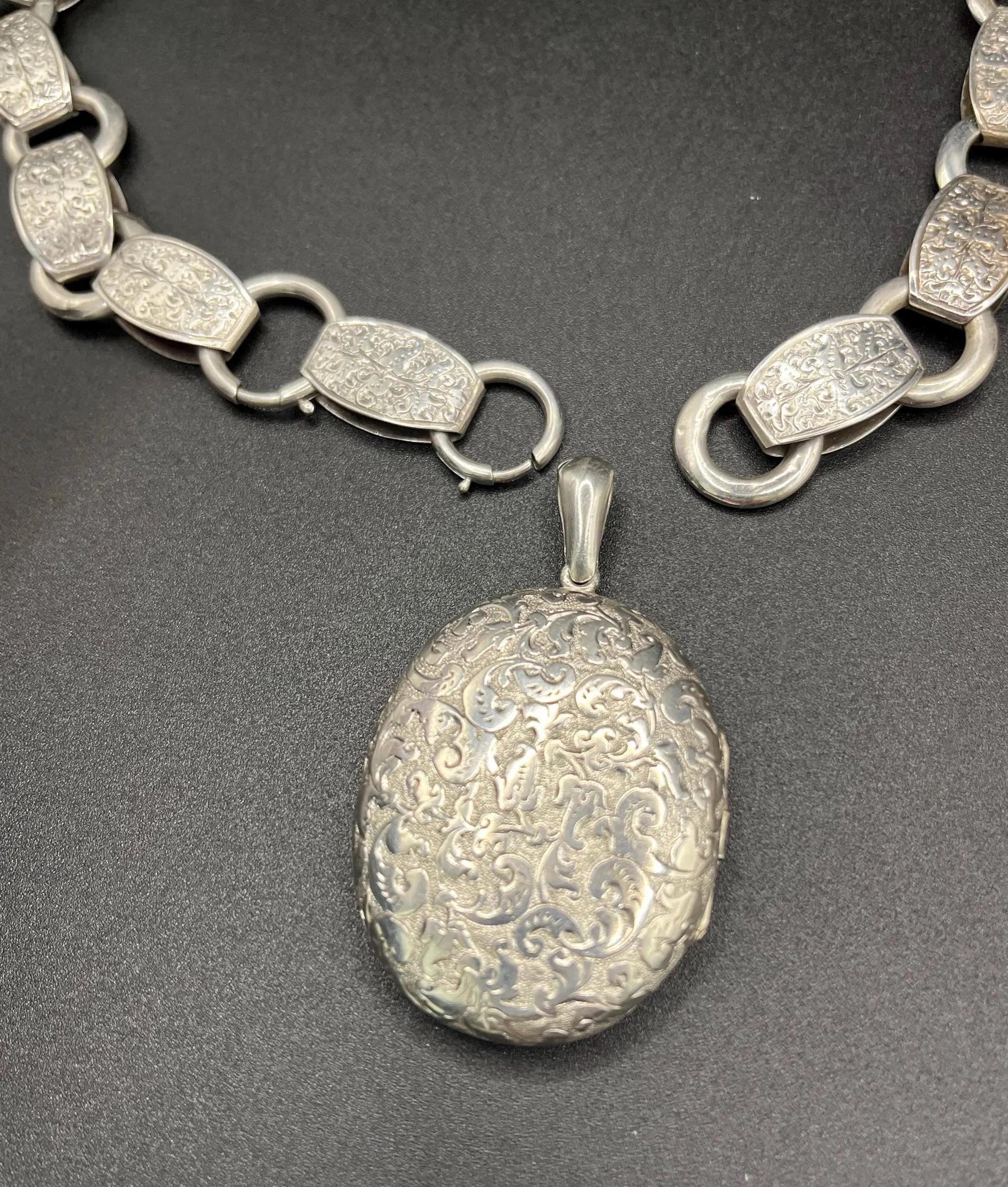 Collana vittoriana a catena in argento 925 con medaglione inciso in argento Circa 1880 in vendita 4