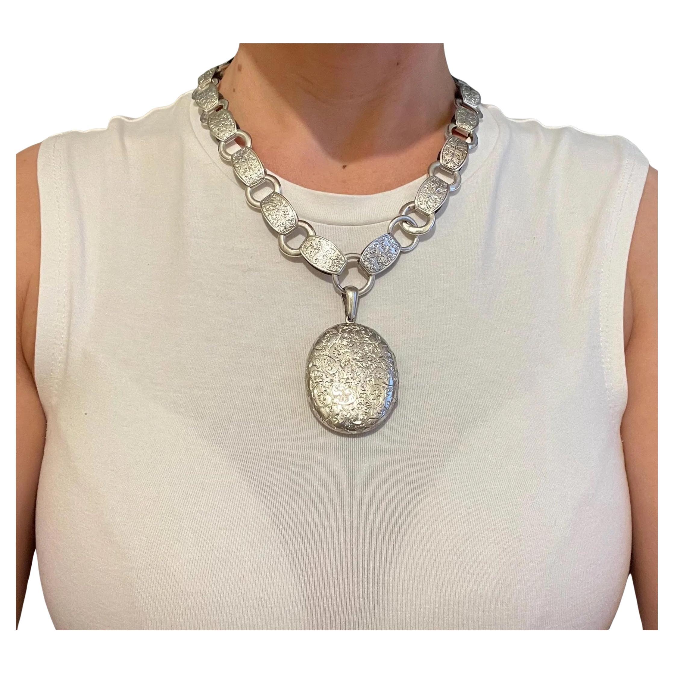 Collana vittoriana a catena in argento 925 con medaglione inciso in argento Circa 1880