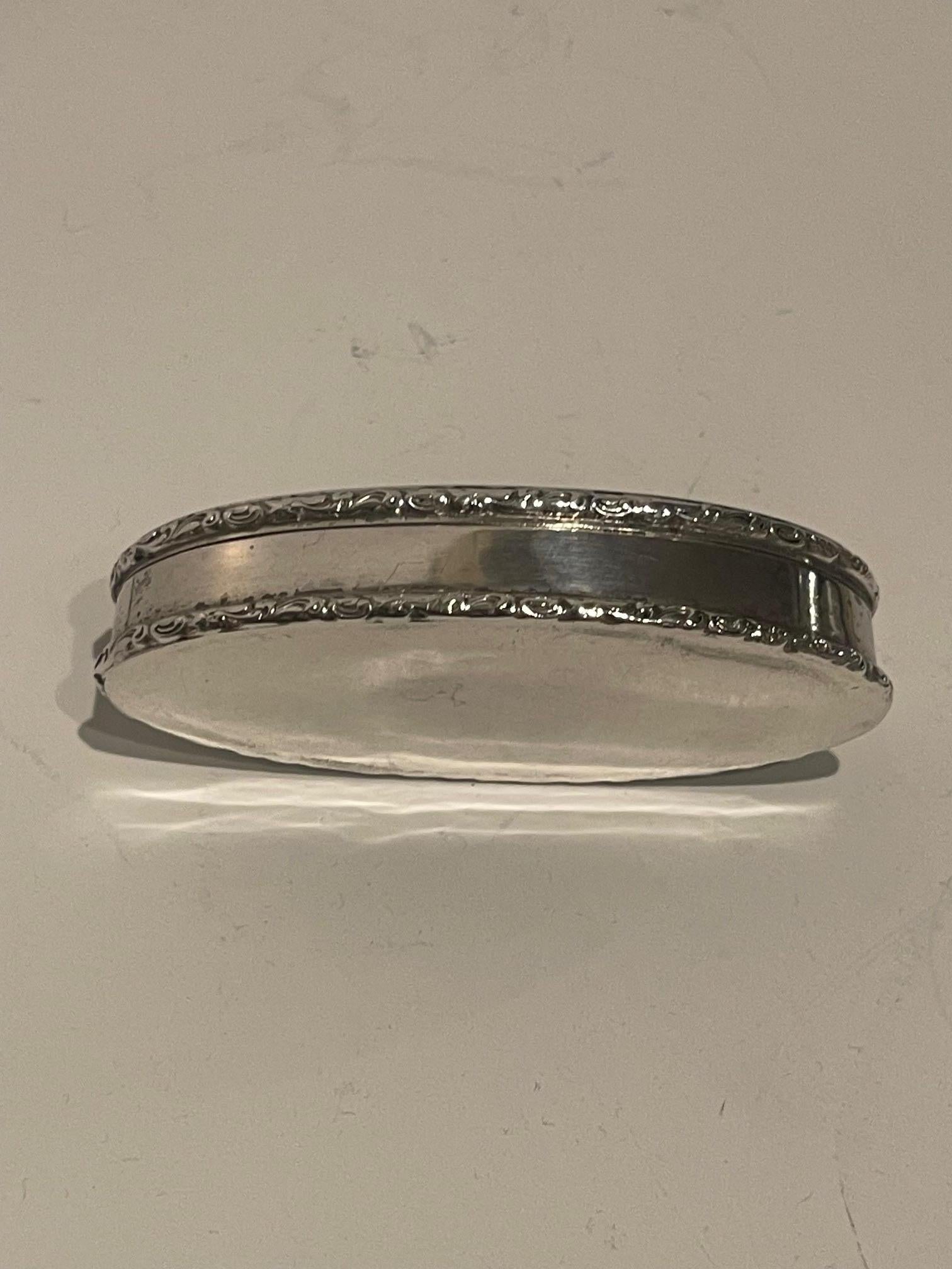 Argento Portapillole vittoriano in argento sterling con decorazioni, circa inizio 1900 in vendita