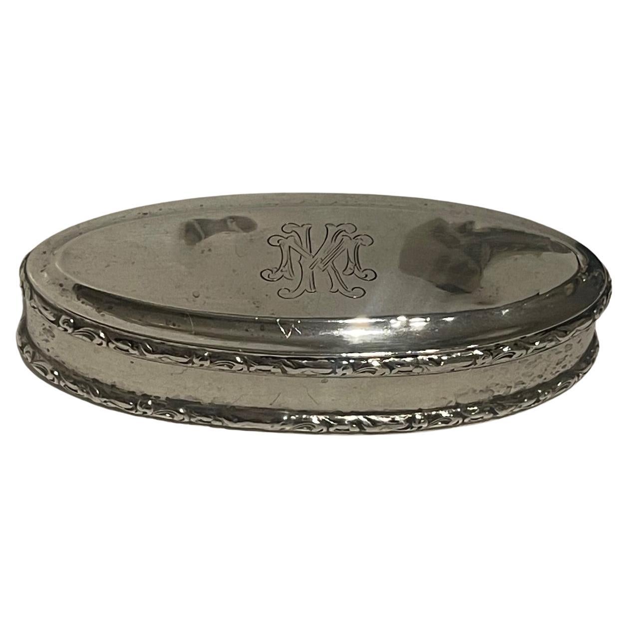 Boîte à pilules victorienne en argent sterling avec bordure décorative, vers le début des années 1900
