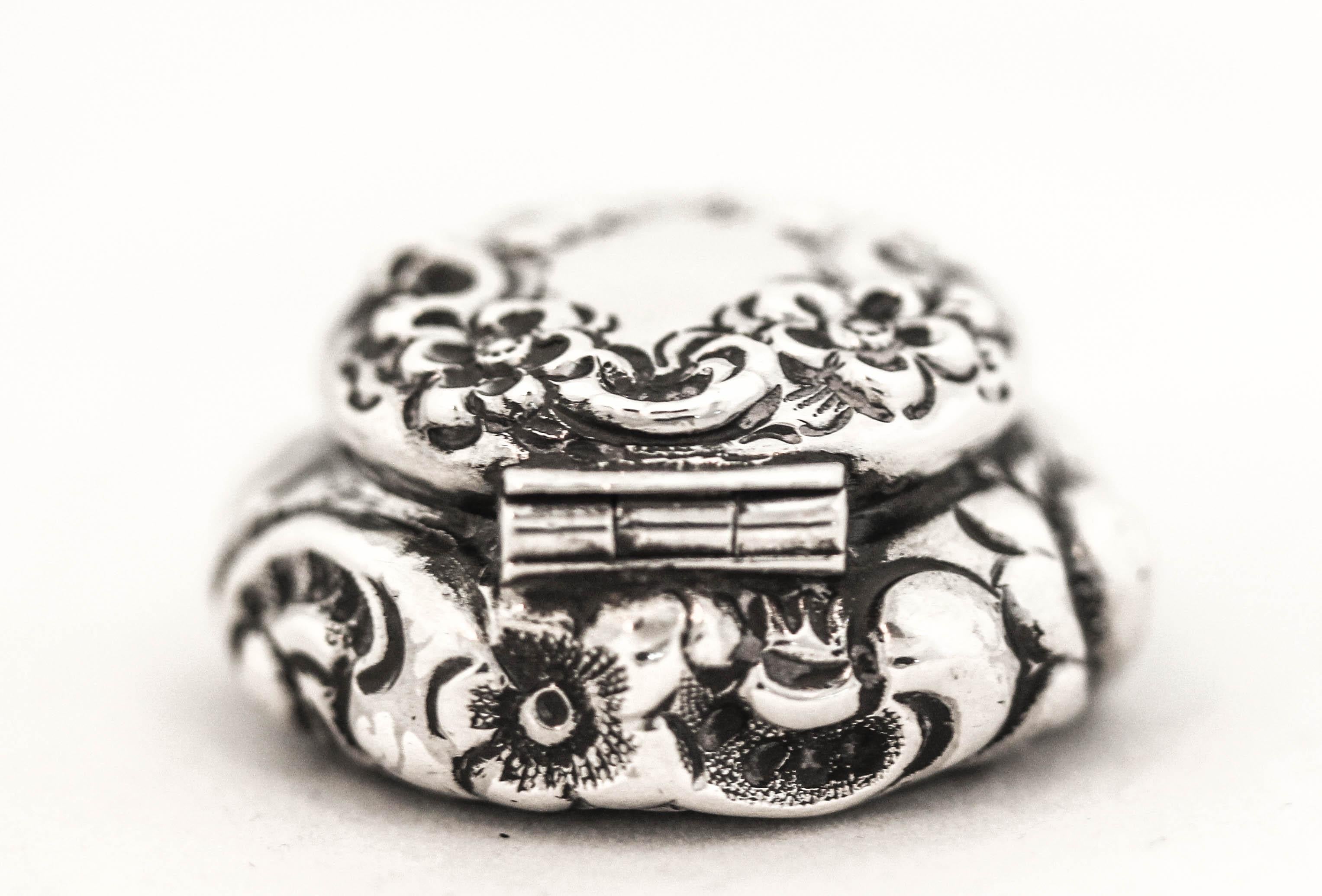 Viktorianische Pillbox aus Sterlingsilber (Spätes 19. Jahrhundert) im Angebot