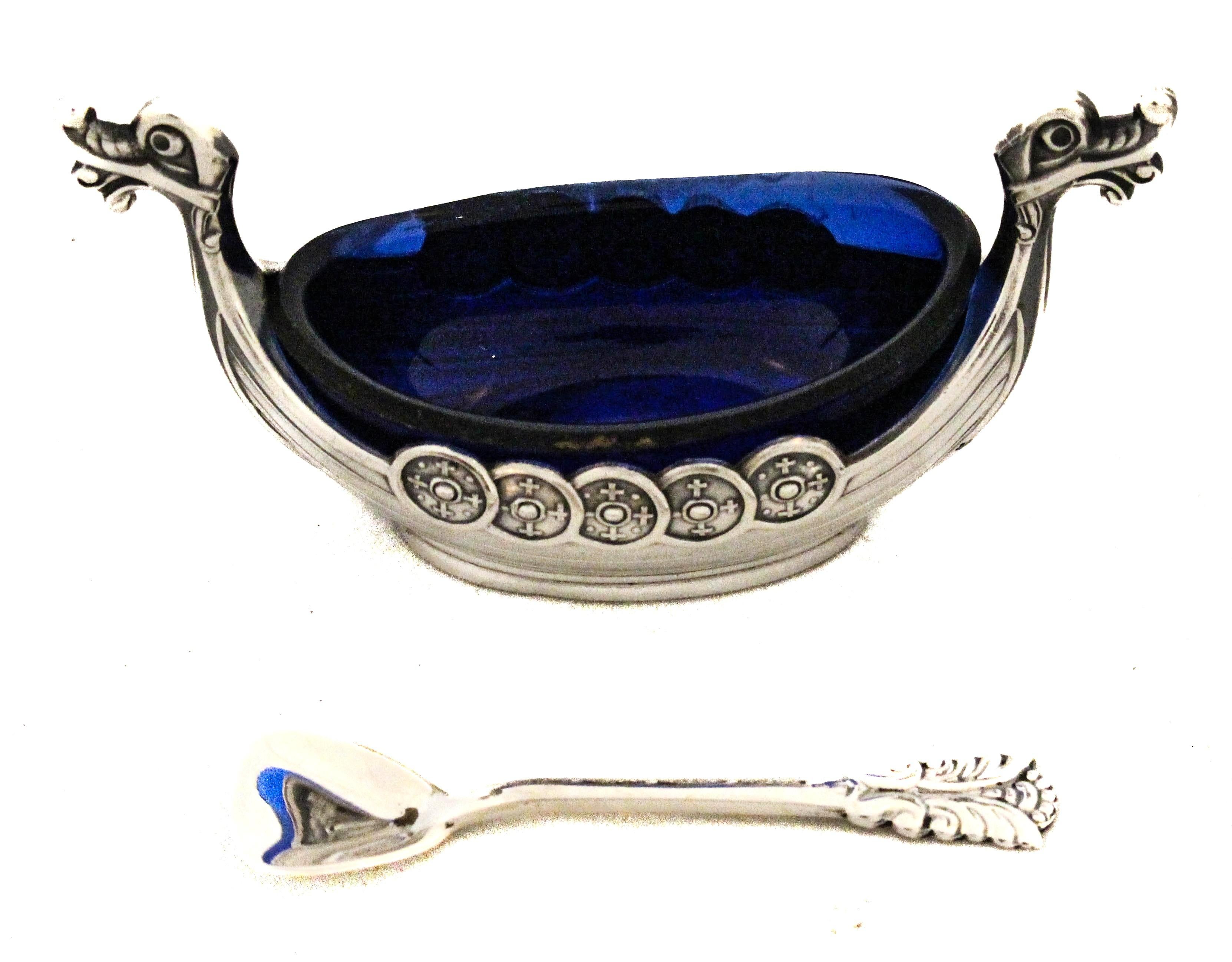 Questa accattivante saliera in argento sterling a forma di nave vichinga è sia un oggetto decorativo che un accessorio da tavola funzionale. Disegnato con la forma di un tradizionale vascello norreno, presenta dettagli intricati che rendono omaggio