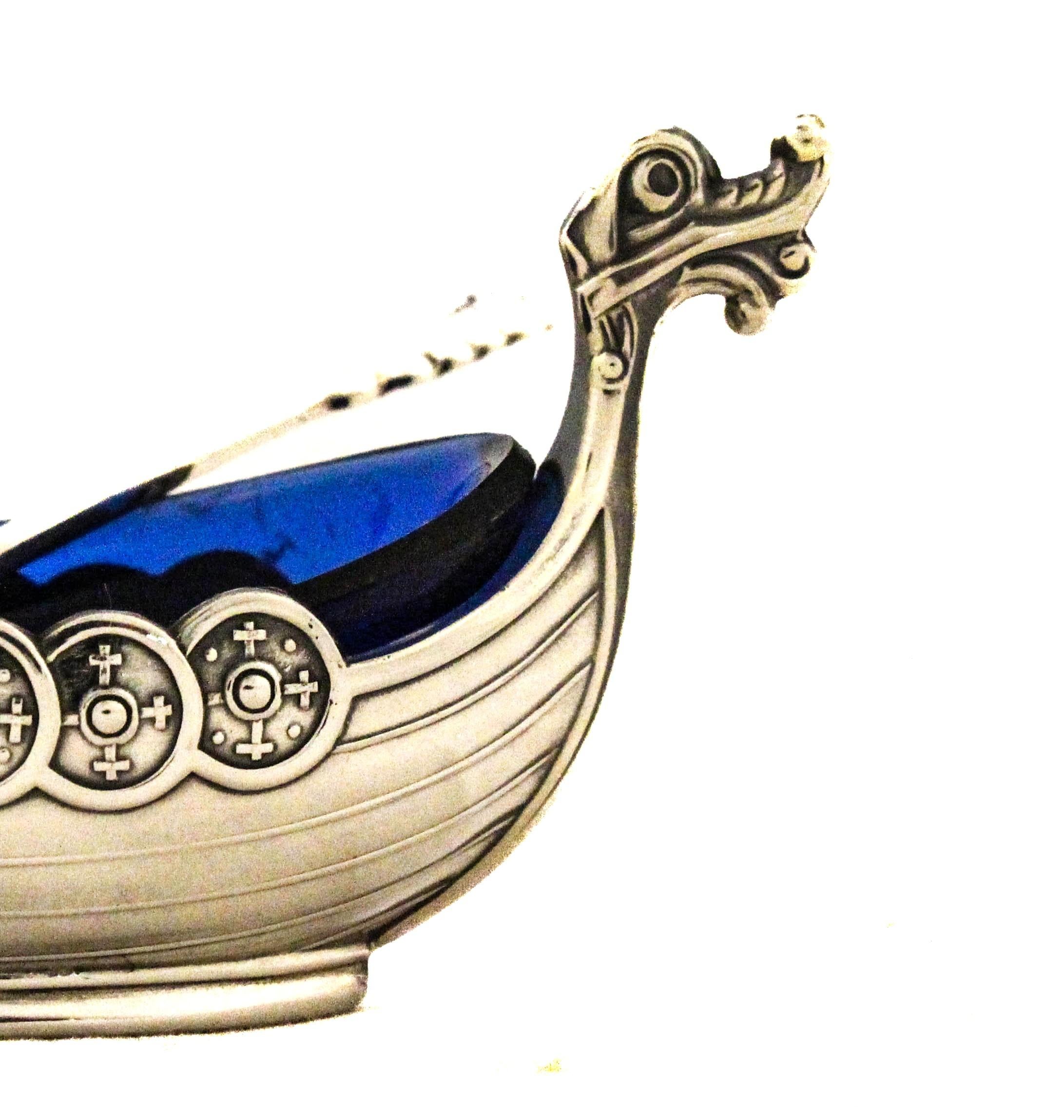 Salina vichinga in argento sterling con cucchiaio In condizioni ottime in vendita a Brooklyn, NY