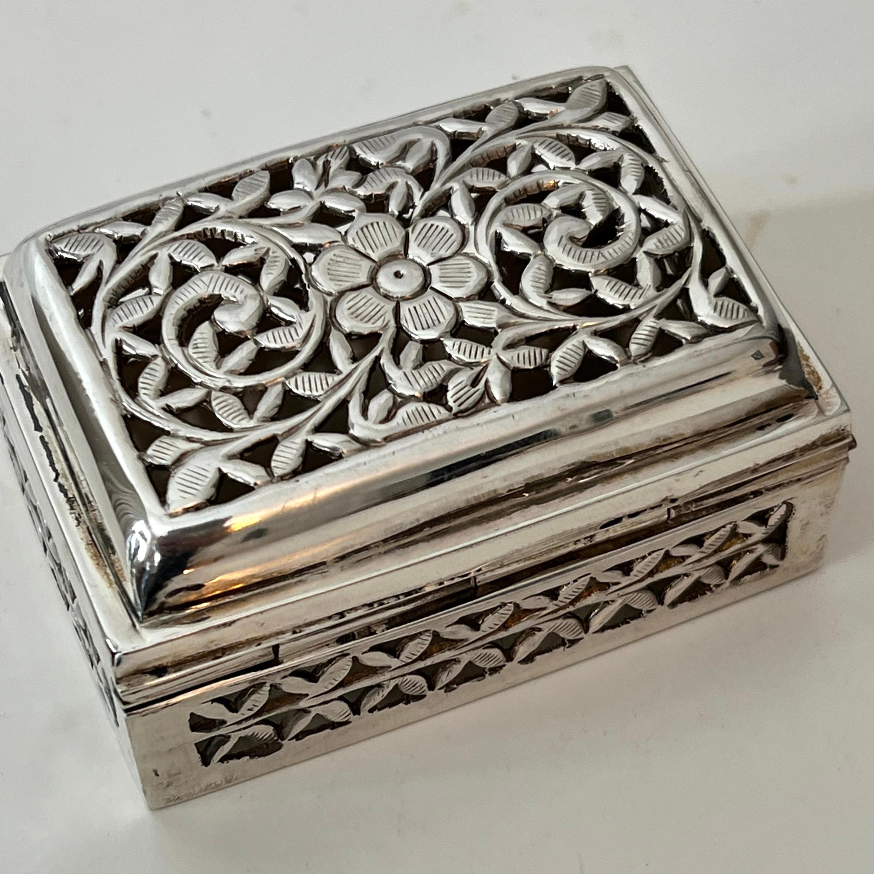 English Sterling Silver Vinaigrette or Decorative box with Ivy and Floral Cut-out For Sale