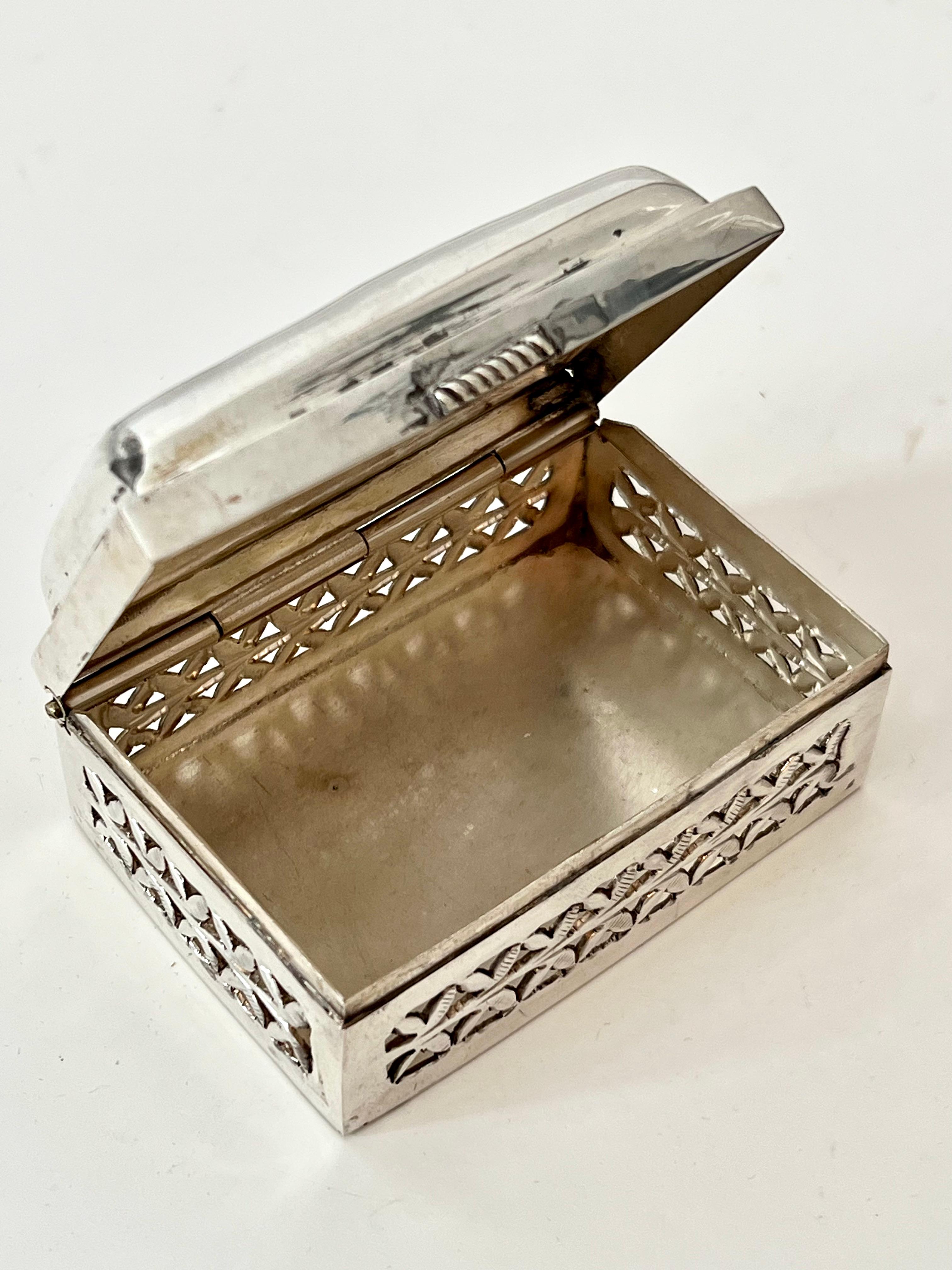 Sterling Silver Vinaigrette or Decorative box with Ivy and Floral Cut-out In Good Condition For Sale In Los Angeles, CA
