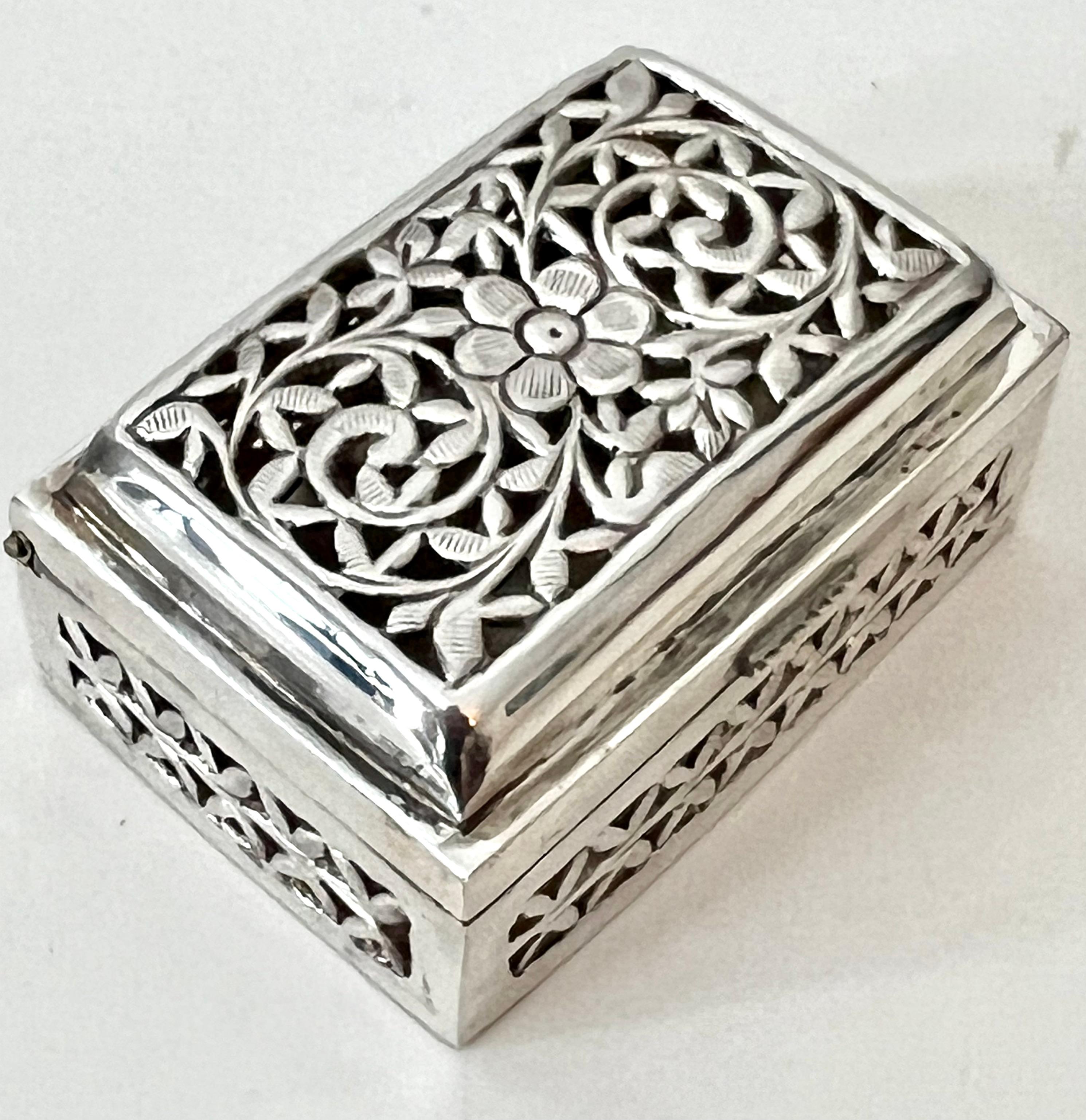 Sterling Silver Vinaigrette or Decorative box with Ivy and Floral Cut-out For Sale 1