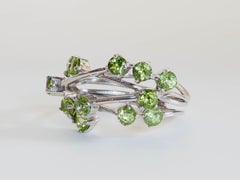 A Silver Vintage By 1.20ct Round Peridot Cluster Viny Ring
