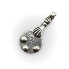 Pendentif en argent sterling en forme de pièce de monnaie berbère Vintage avec main du Maroc