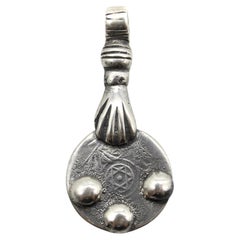 Pendentif en argent sterling en forme de pièce de monnaie berbère Vintage avec main du Maroc