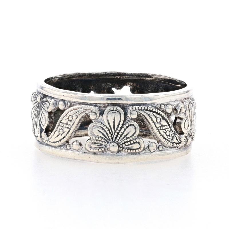 Größe: 5 1/4

Epoche: Vintage By

Metallgehalt: Sterling Silber

Stil: Eternity Statement Band
Thema: Florales Band
Merkmale: Offener Schnitt Design mit Milgrain Detaillierung

Messungen

Höhe der Fläche (von Norden nach Süden): 5/16