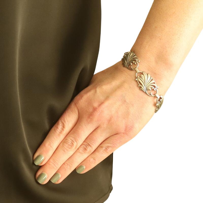 Epoca: Vintage

Contenuto del metallo: Argento Sterling

Stile del bracciale: Anello
Tipo di chiusura: Chiusura con anello a molla
Tema: Ventaglio di capesante

Misure

Larghezza della catena: 3/32