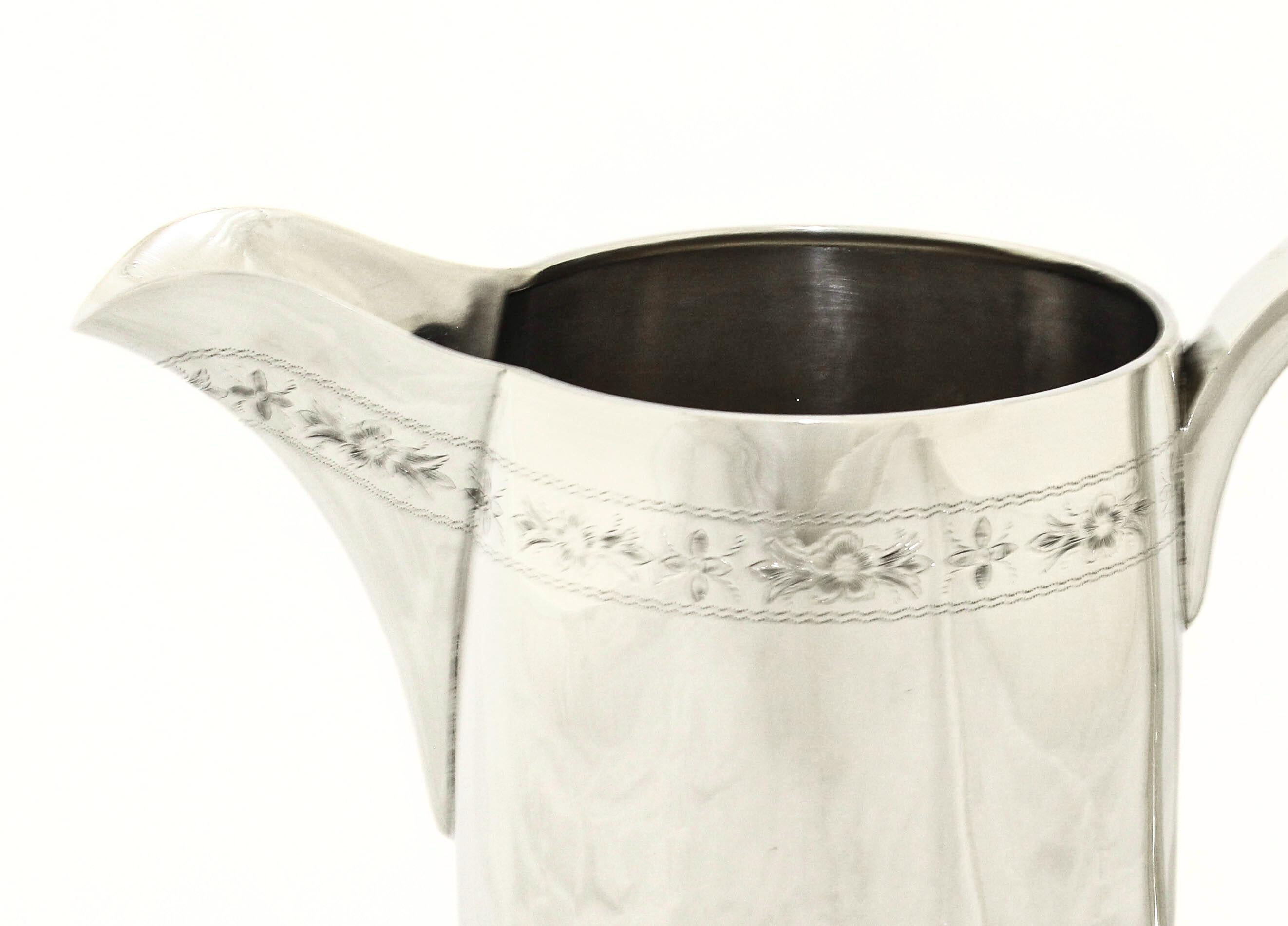 Un pichet d'eau en argent massif et finement travaillé par Gebelein Silversmiths, Boston. Cette pièce exceptionnelle, d'une hauteur d'environ 9 pouces, est en argent d'un calibre particulièrement élevé, ce qui témoigne de l'engagement de l'atelier à