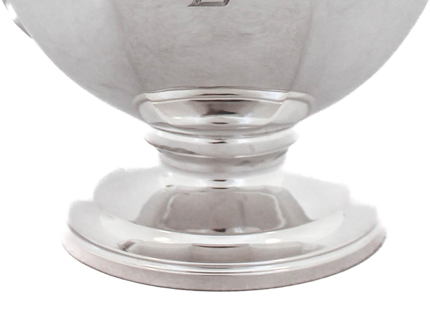 Jarra de agua de plata de ley mediados del siglo XX en venta