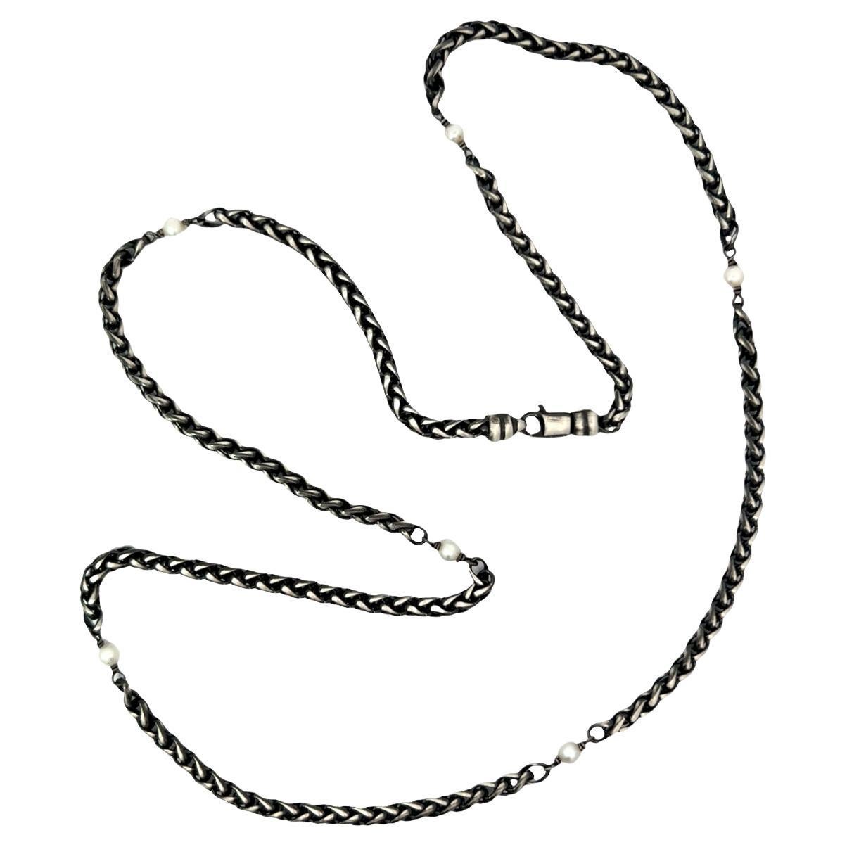 Collar de perlas blancas con cadena de trigo de plata de ley 26 en venta