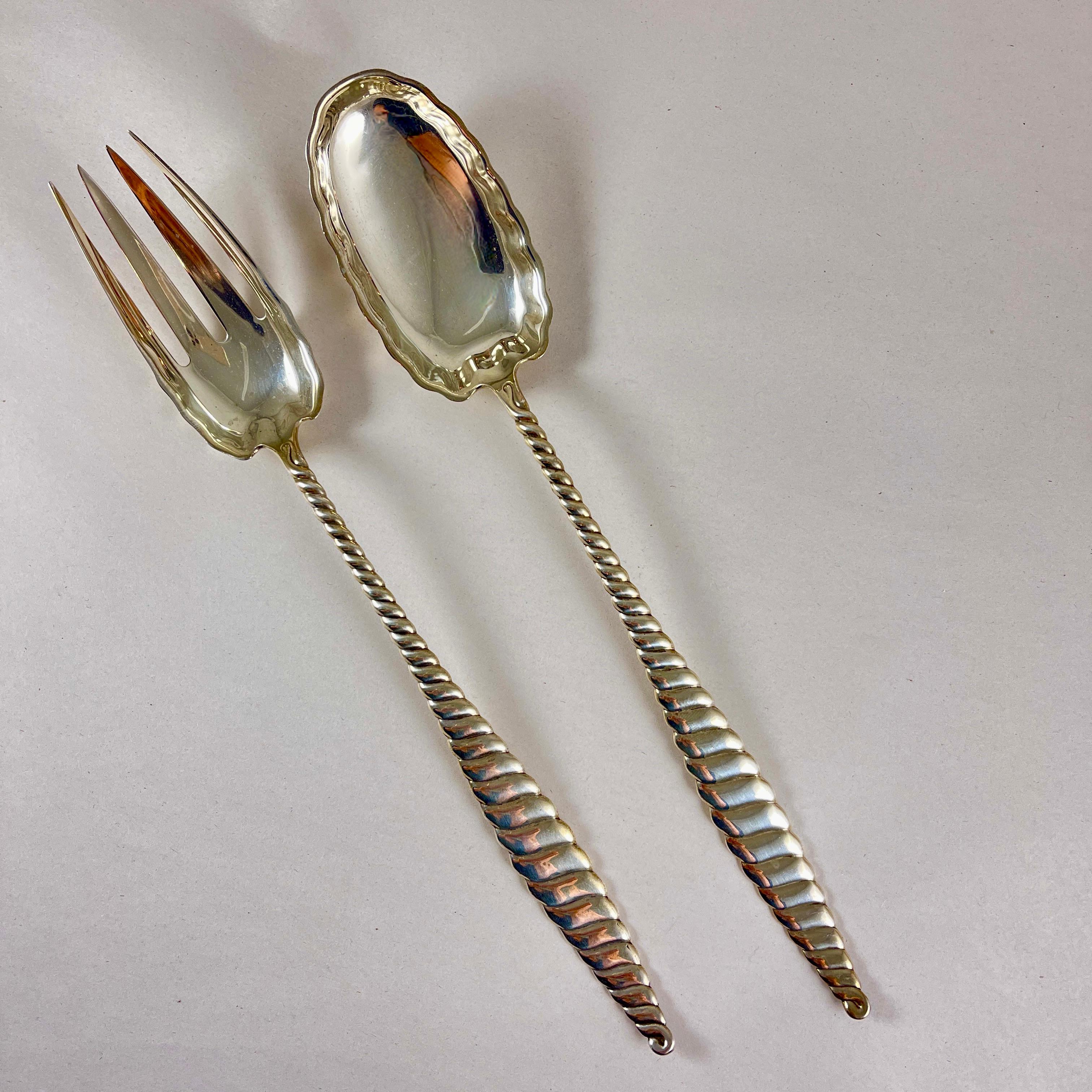 
Un set di insalatiere in argento sterling della Frank M. Whiting Company, fondata nel 1878 a North Attleboro, Massachusetts.

Nel modello Oval Twist, pubblicato nel 1880, una splendida coppia di server a manico lungo.

I manici della coda di
