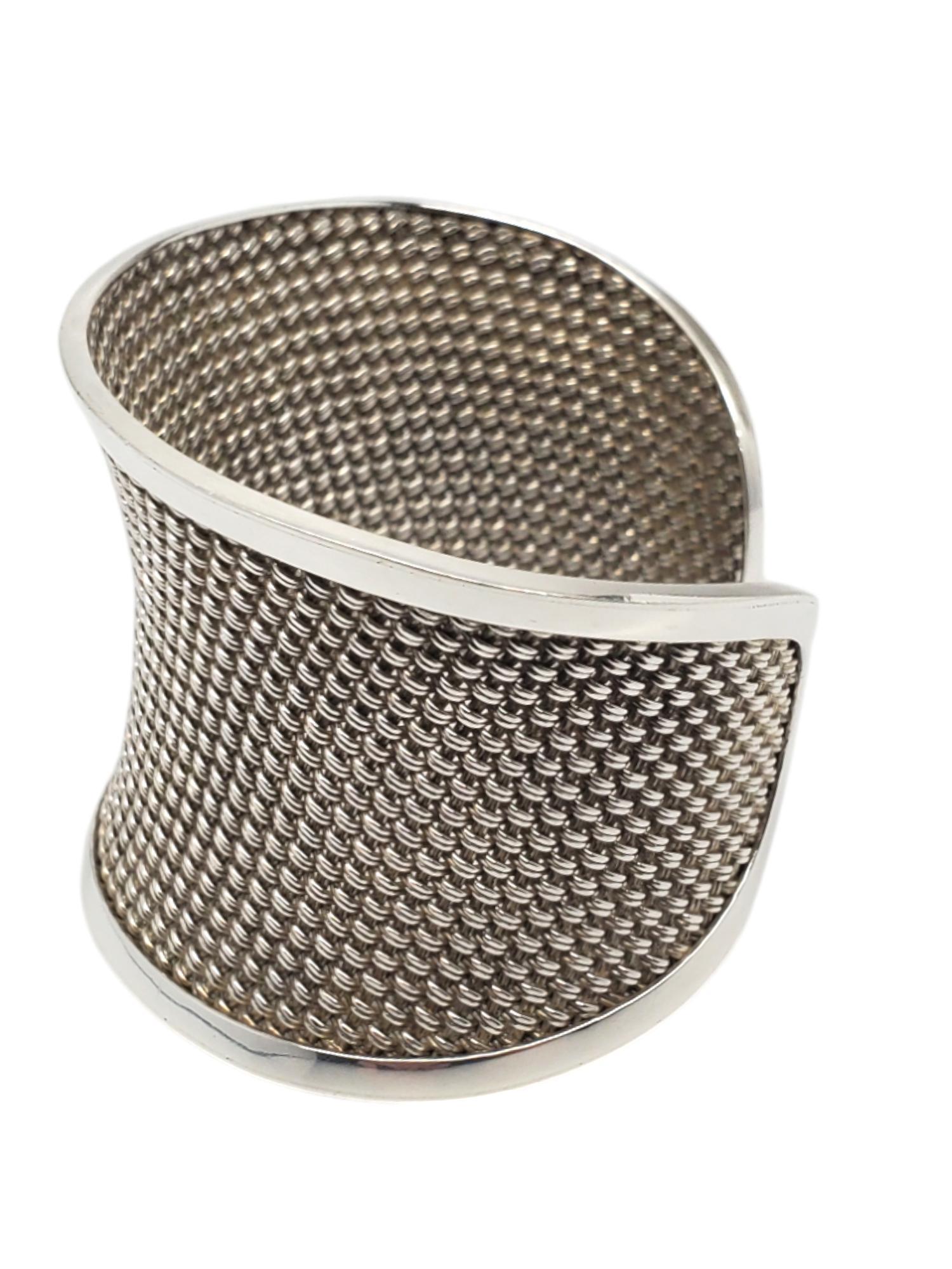 Bracciale a maglie in argento 925...

Questo bracciale pesante presenta fili intricati intrecciati in un motivo simile al rattan ed è delimitato da bande di argento sterling lucido.

Dimensioni: circa 6,5