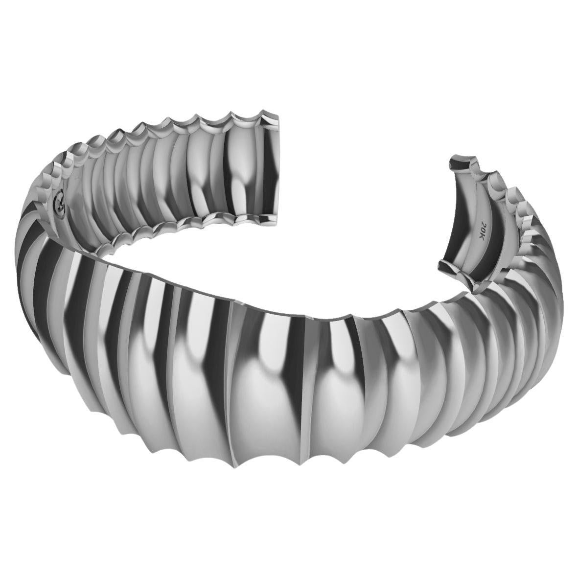 Bracelet manchette en argent Sterling Vertebrae, Retour à l'époque où je faisais de la sculpture. Essayer de créer le mouvement le plus dynamique dans un espace limité. Cette manchette tente de tromper votre regard, jusqu'à ce que vous y regardiez