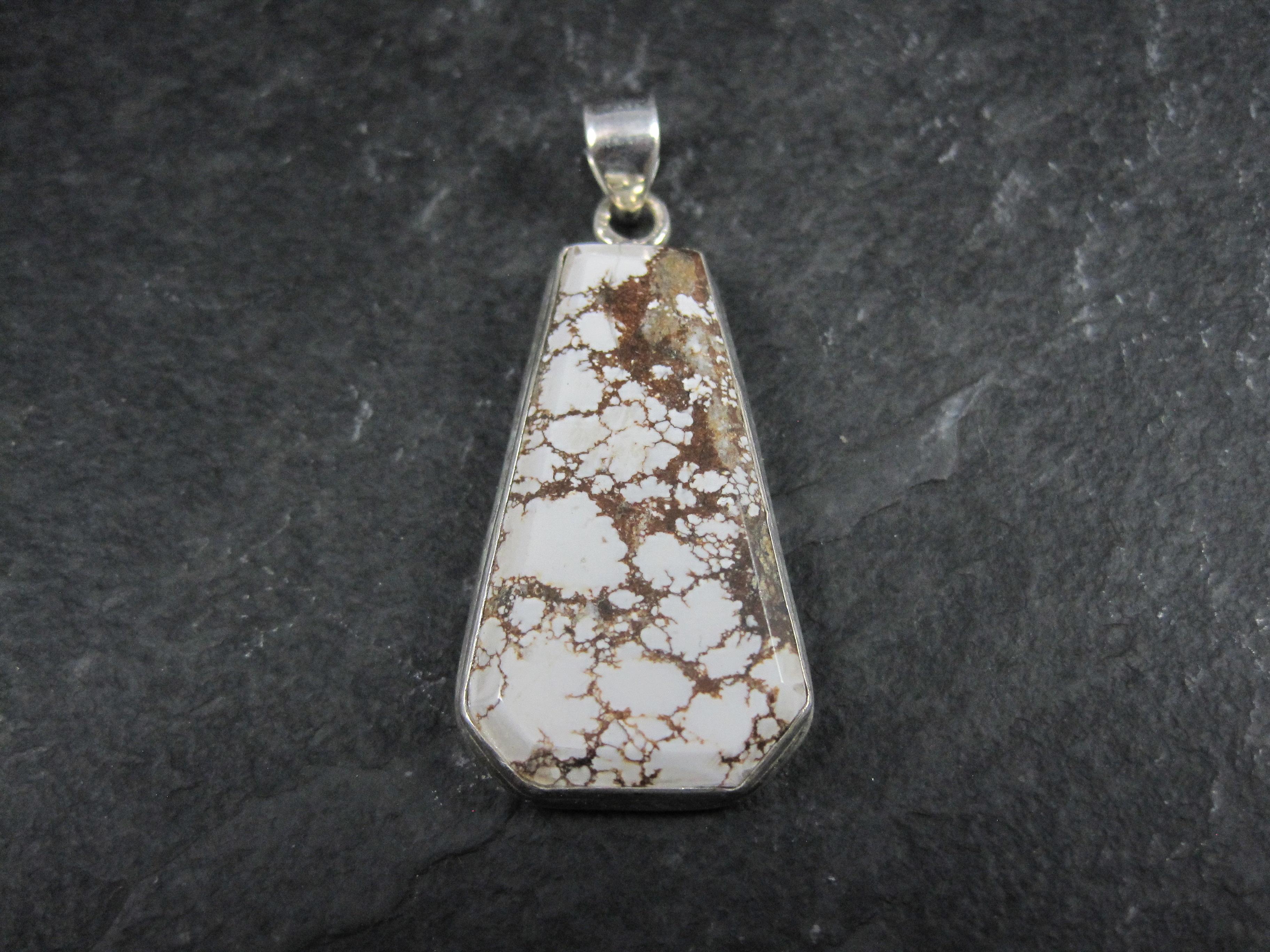 Questo splendido ciondolo è in argento sterling. 
È dotato di vera magnesite di Cavallo Selvaggio.
Il ciondolo misura 13/16 per 1 15/16 di pollice, compresa la cauzione.
Marchi: 925
Condizioni: Eccellente