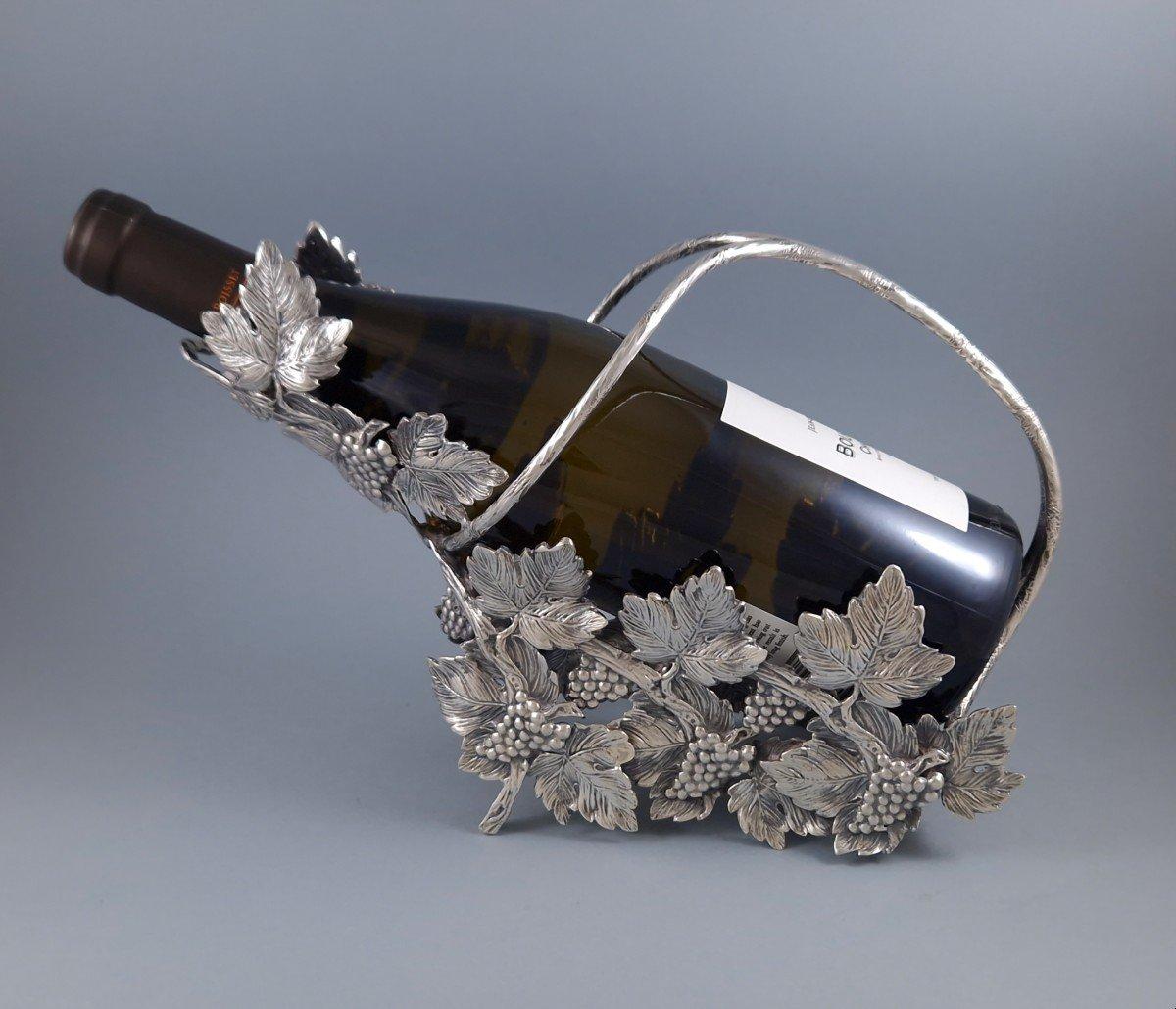 Rare and very beautiful Sterling Silver wine bottle holder 
Finely decorated with leaves, bunches of grapes and branches 

Silver hallmark 800 
Silversmith: Gabriele deVechi 
Length: 28 cm 
Width: 10 cm 
Height: 18.4 cm 
Weight: 756 grams

In very