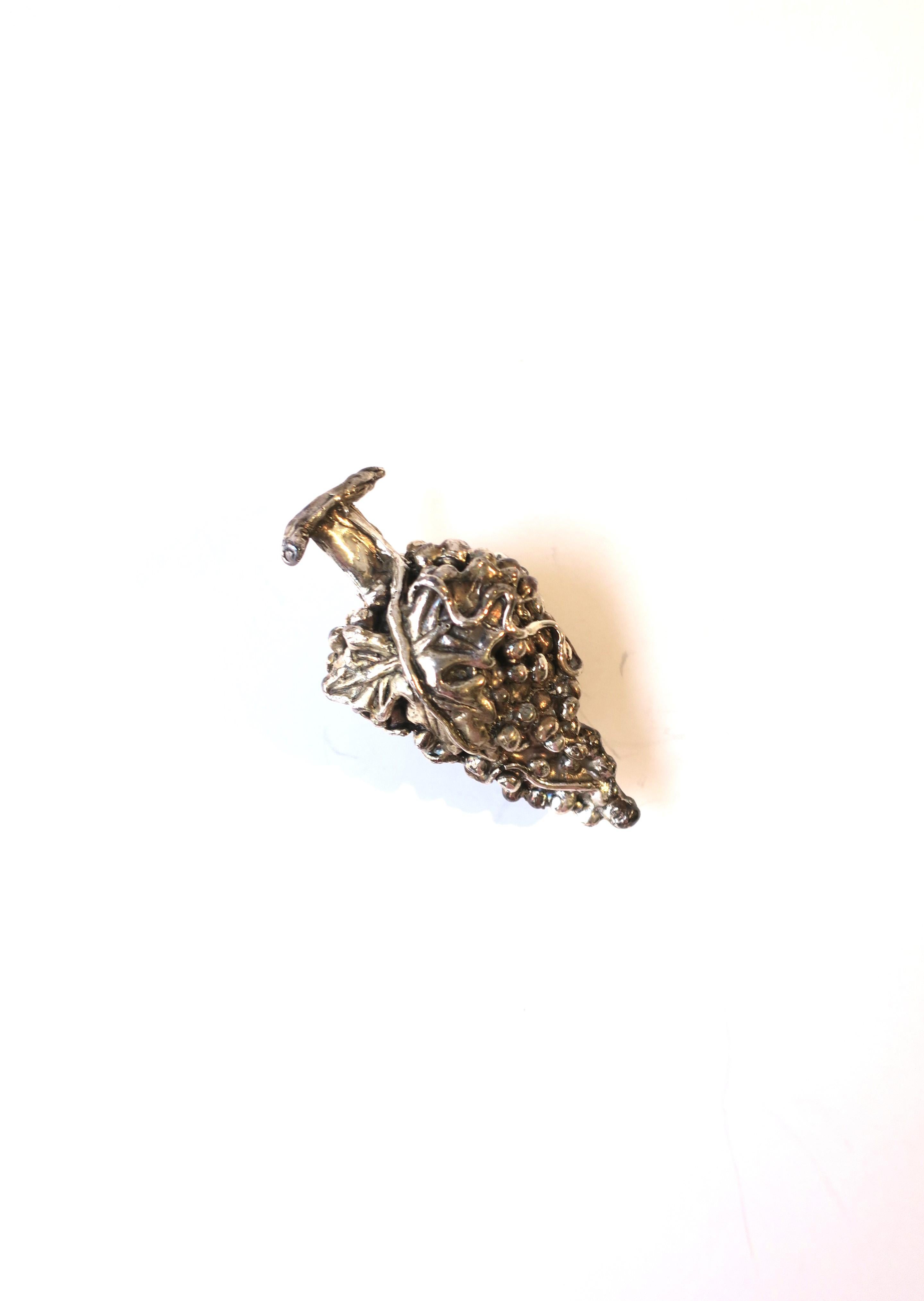 Sterling Silver Wine Bottle Stopper Grapes  In Good Condition For Sale In New York, NY