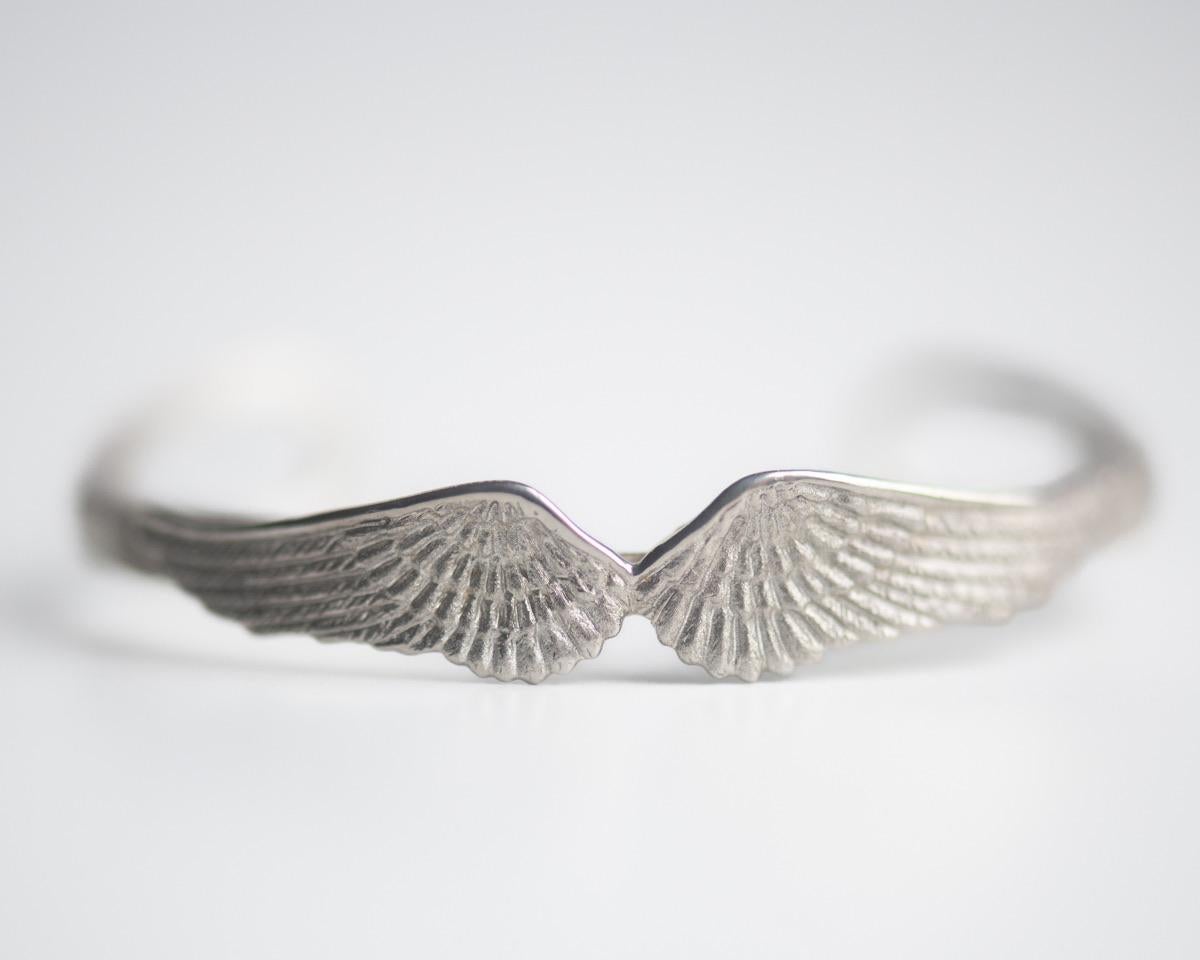 Il bracciale ad ala in argento sterling è intagliato a mano con dettagli squisiti. Una volta messo al polso questo bracciale in sterling... ti sembrerà di poter spiccare il volo! Ti ricorderà di sognare in grande, di lavorare con intelligenza e di
