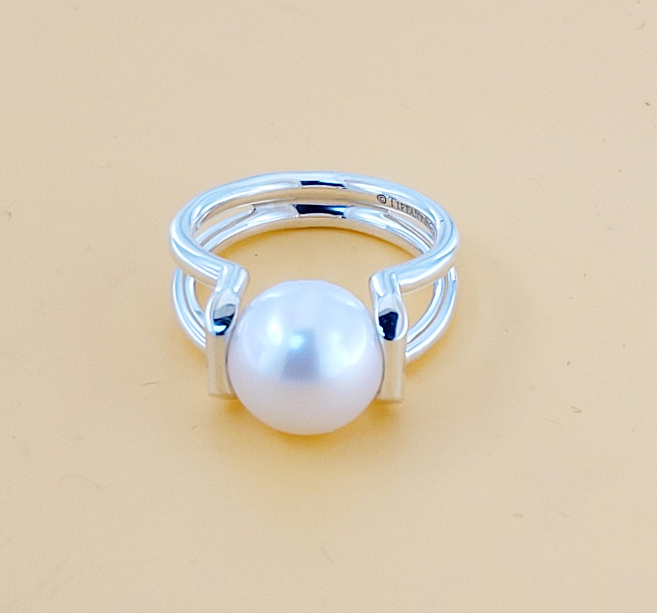 Brand Tiffany & co
Gender women
Condition Never worn 
Sterling silver 925
freshwater cultured pearl
Pearl dimension 10x10
Ring size 5
Weight 5gr
Retail price $900
Comes with Tiffany & co pouch