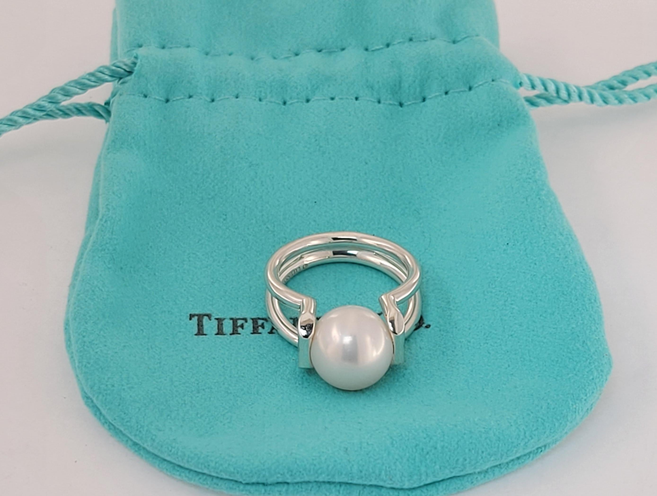 Women's Sterling silver with a freshwater cultured pearl For Sale