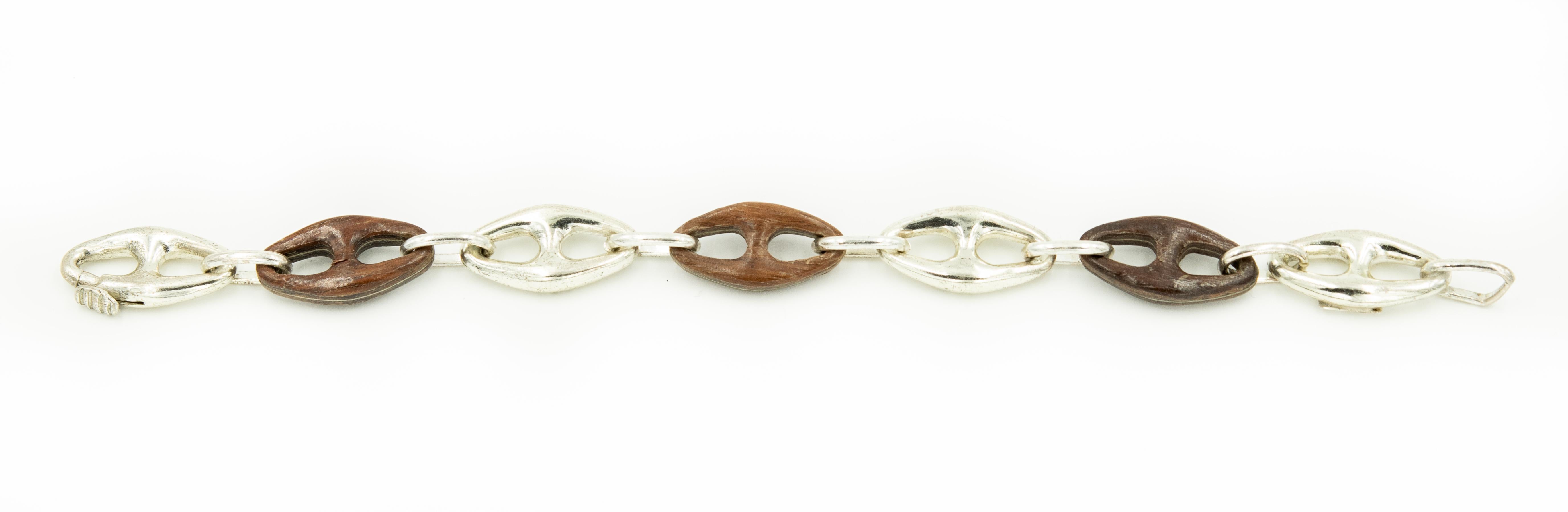 Schlichtes:: elegantes:: klassisches:: nautisches Armband mit länglichen Anker-Kettengliedern aus Holz und Sterlingsilber.  Zum Schließen des Armbands ziehen Sie den Hebel zurück und stecken das Endglied durch das Loch.  Das letzte Glied ist nicht