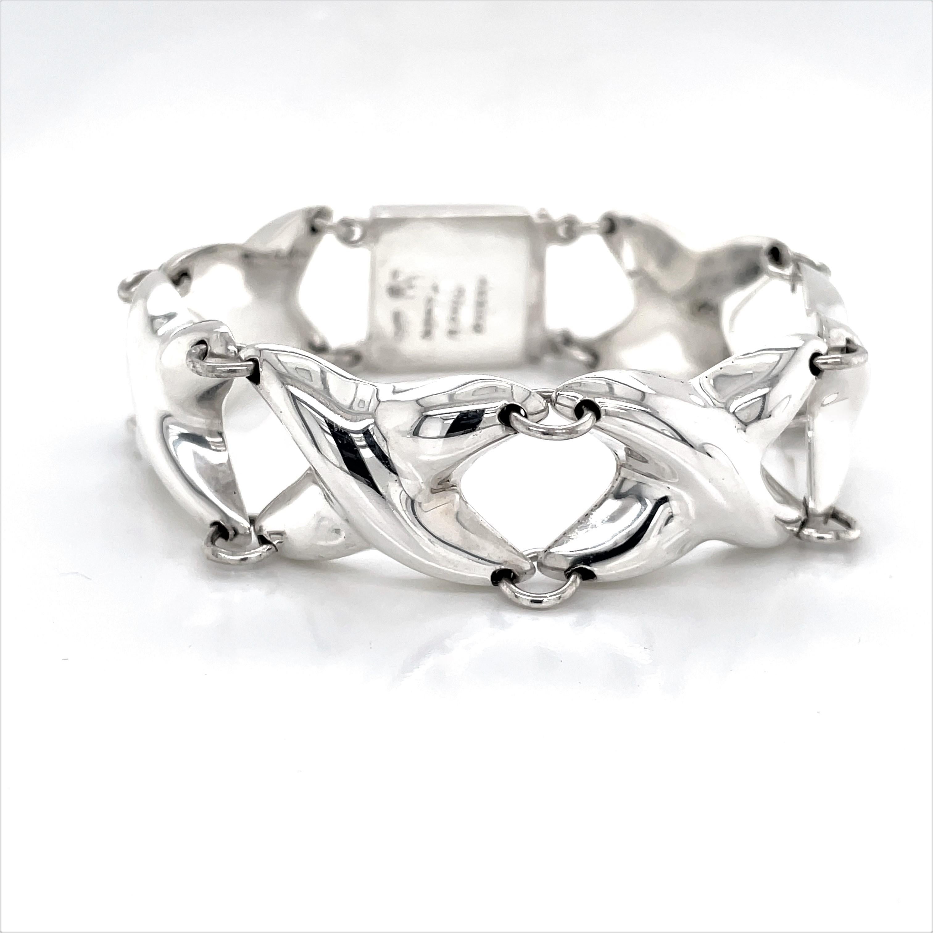 Artfully crafted in Mexico of .925 sterling silver, this bright bracelet has 3/4 inch dimensional links with a whimsical cross like pattern that creates its 7-1/4 inch length. Finished with box clasp.
Gift boxed .