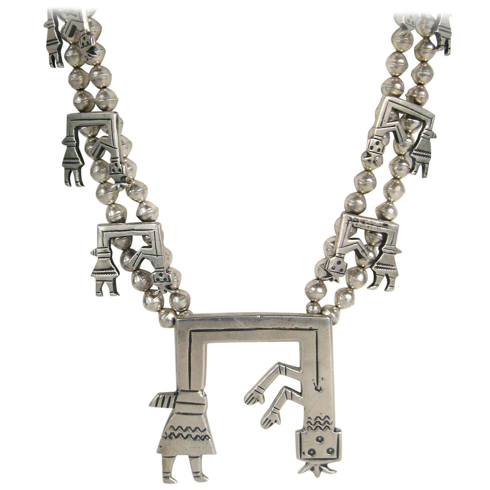 Splendida collana di zucche dei nativi americani Hopi in argento sterling di grandi dimensioni. Grande figura Hopi al centro di questa fantastica collana. La collana misura 29 cm da un capo all'altro. Ha un totale di 13 figure hopi sul capolavoro!