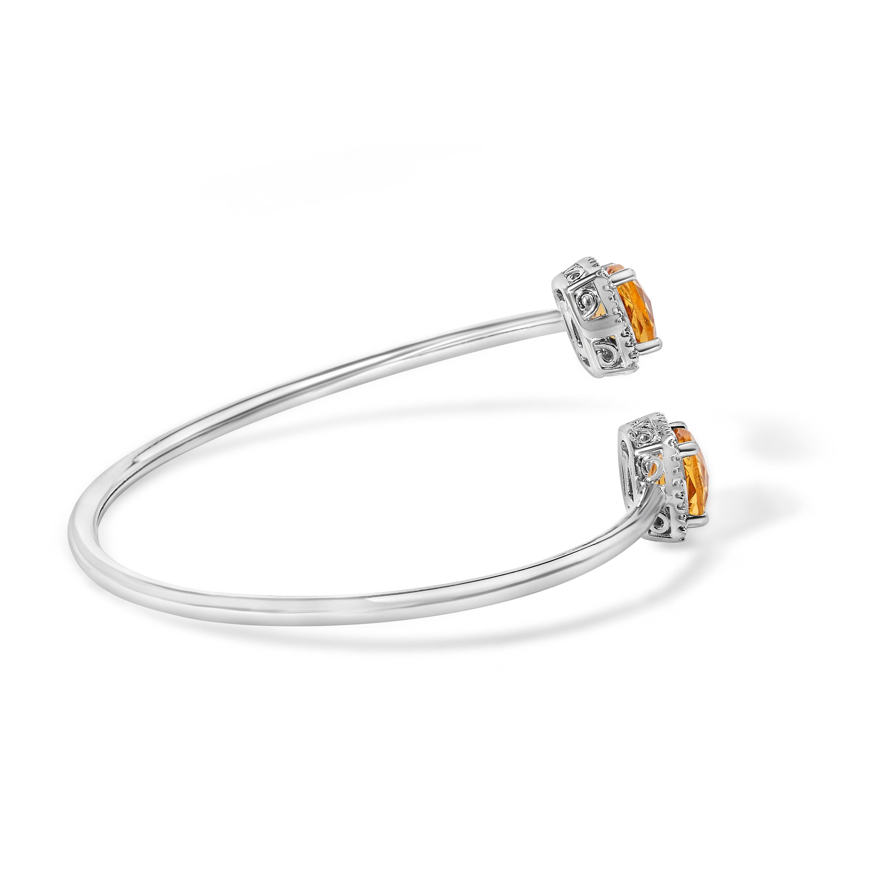 Realizzato nell'abbraccio luminoso dell'argento 925, questo sofisticato braccialetto bangle unisce l'eleganza a un tocco di radiosità baciata dal sole. Il suo elegante design a doppio giro circonda elegantemente il polso, culminando in due vibranti