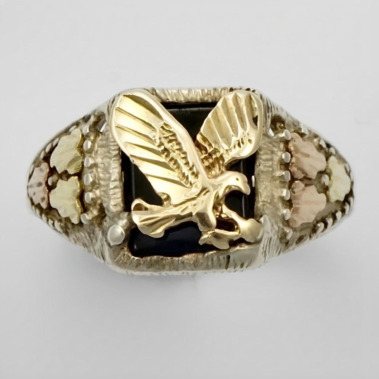 Fabulous sterling silver ring with a yellow gold eagle and rose gold and yellow gold leaf design shoulders. The eagle is on a black stone background, which is probably onyx. Ring size UK Q / US 8, inside diameter 1.9 cm / .74 inch. The front