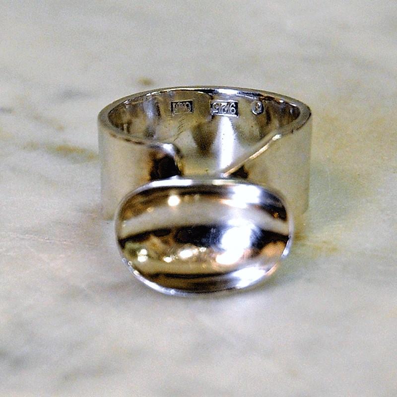 Harmonic and one of a kind sterling silver ring with a formation as a sauce cup on the top. Adjustable. Good solid silver base with a wide ring around. Marked 925 G11.
Measures: Inner diameter is 18 mm, height of ring 25 mm. Size of cup 10 mm, W x