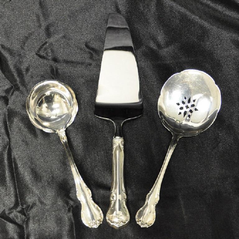 Juego de Cubiertos de Plata de Ley PROVINCIAL FRANCESA. Patentado en 1949 por Towle Silversmiths. 8 cubiertos para 12 - 106 piezas en total. JUEGO DE CUBIERTOS 12 cuchillos individuales (8,1/2