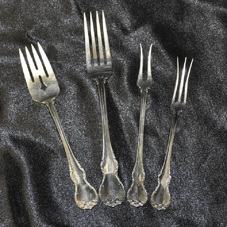 Juego de cubiertos de plata de ley French Provincial Patentado en 1949 por Towle 1